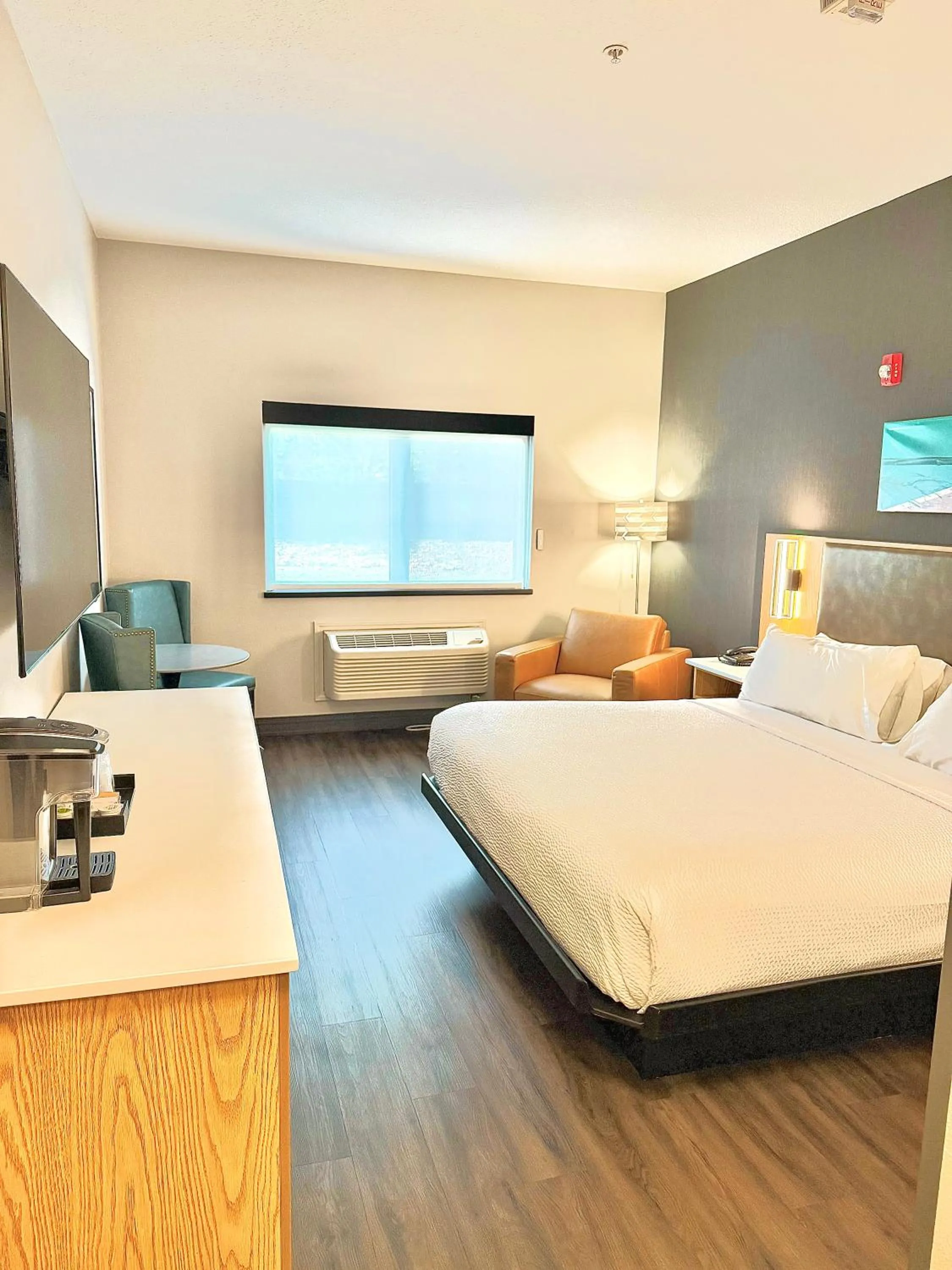 Bed in Creekside Hotel & Suites