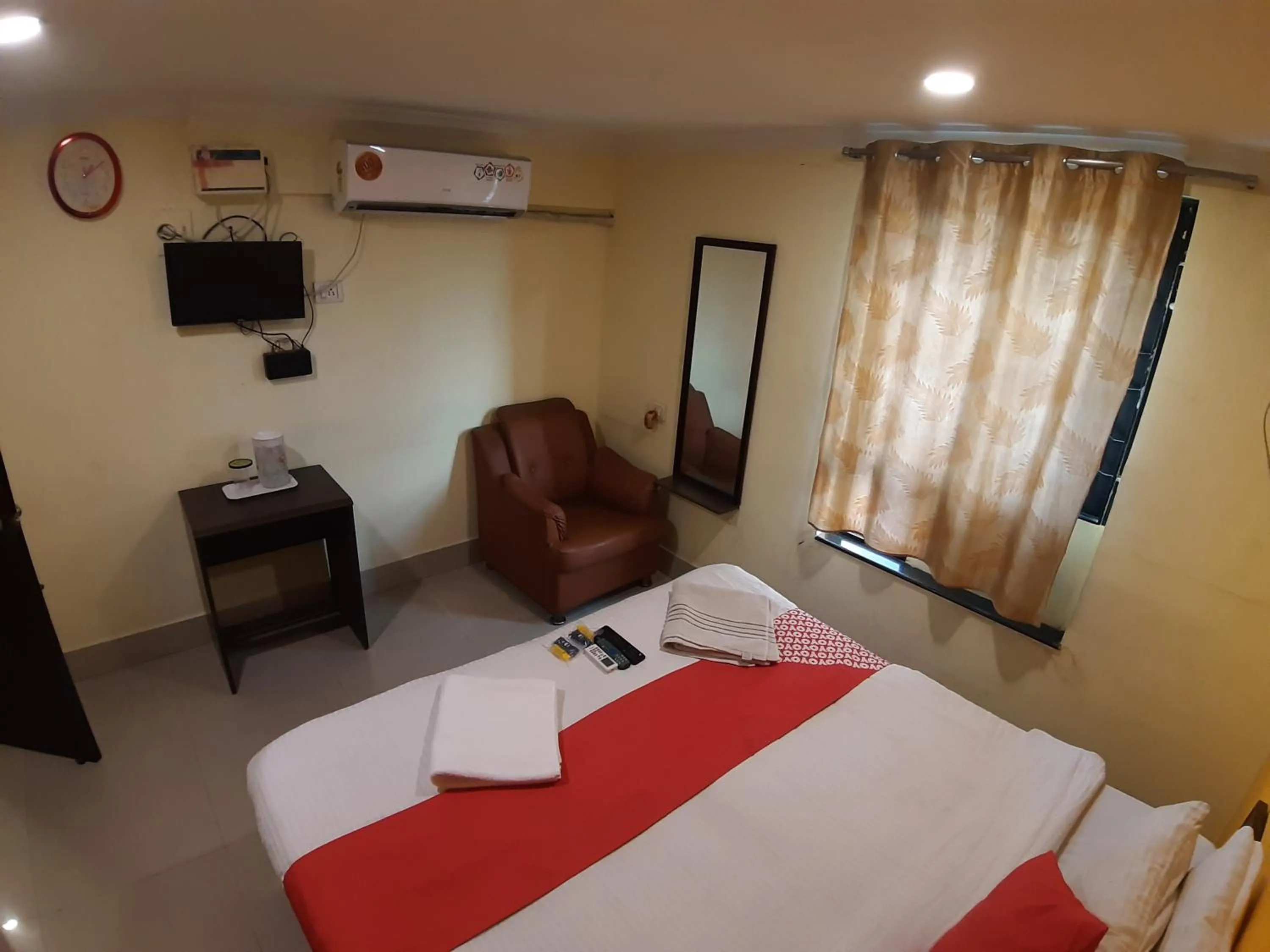 Communal lounge/ TV room, Bed in Hotel Akash inn