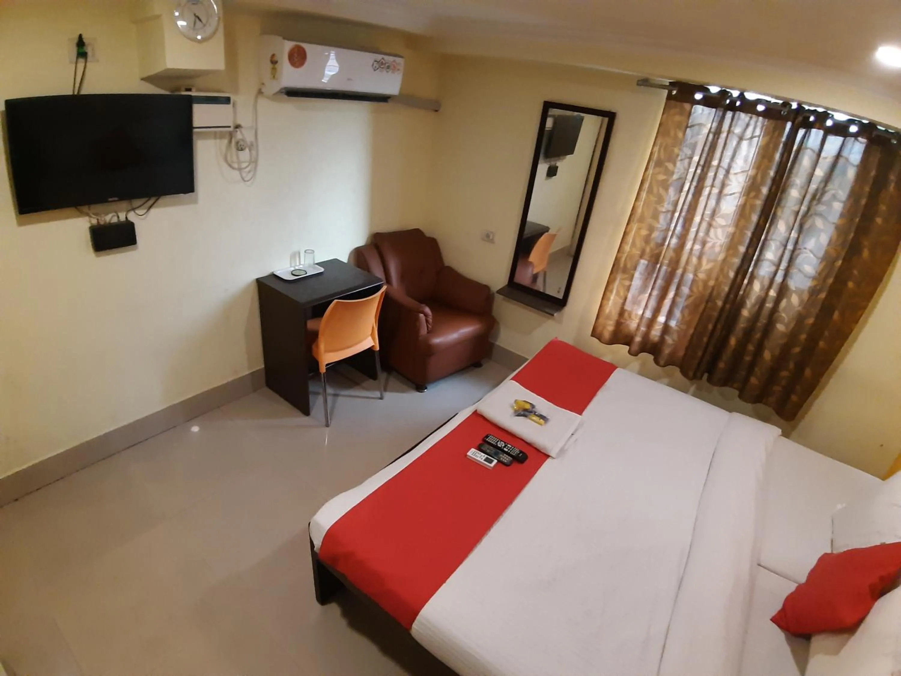 TV and multimedia, Bed in Hotel Akash inn