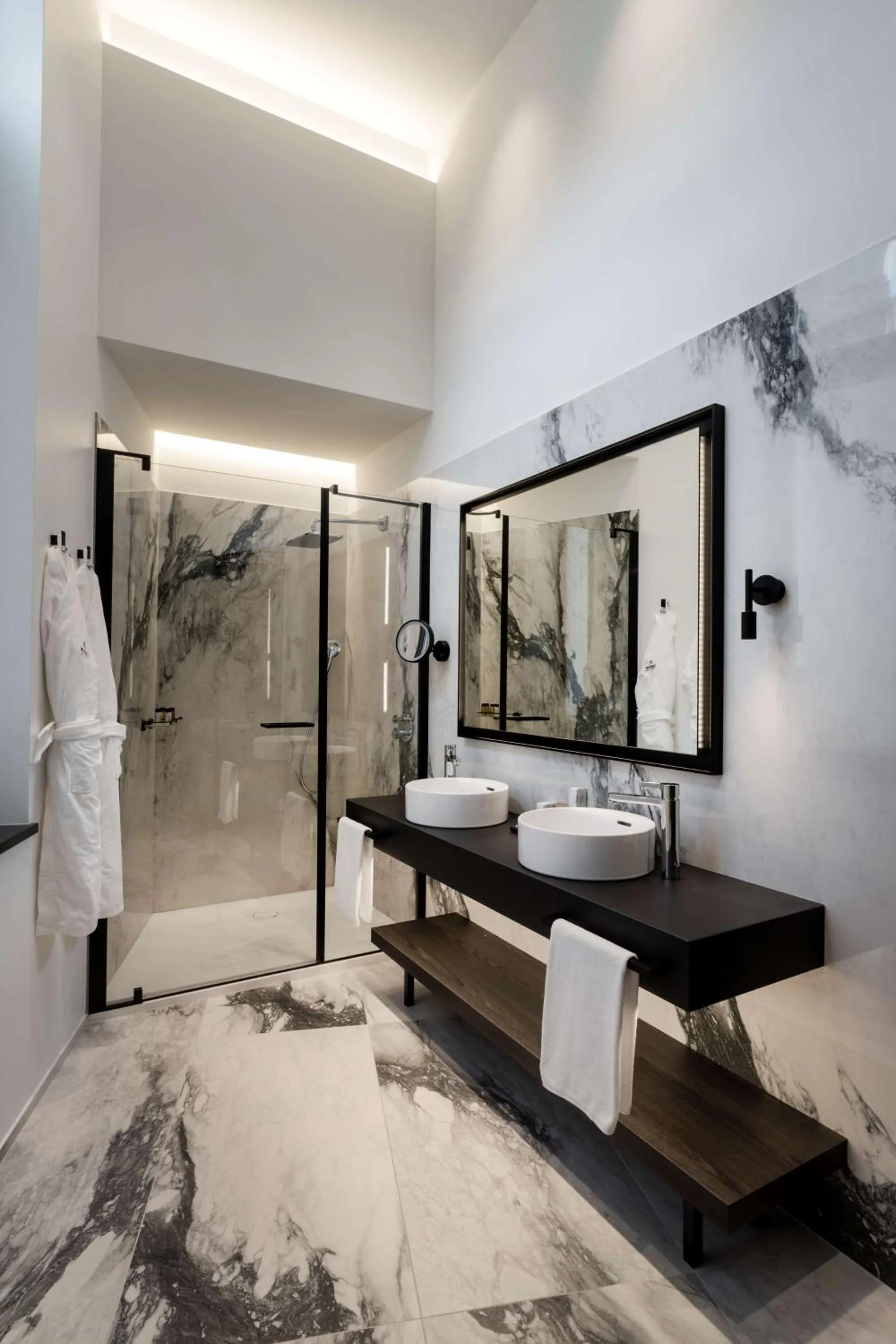 Bathroom, Bed in Palazzo Touring Club Milan, A Radisson Collection Hotel