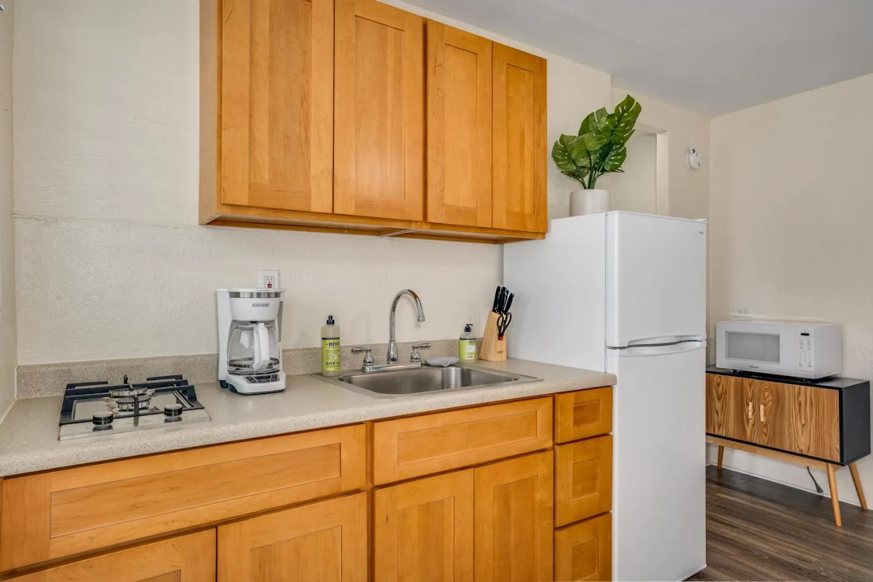Kitchen or kitchenette in Aloha Suites Waikiki