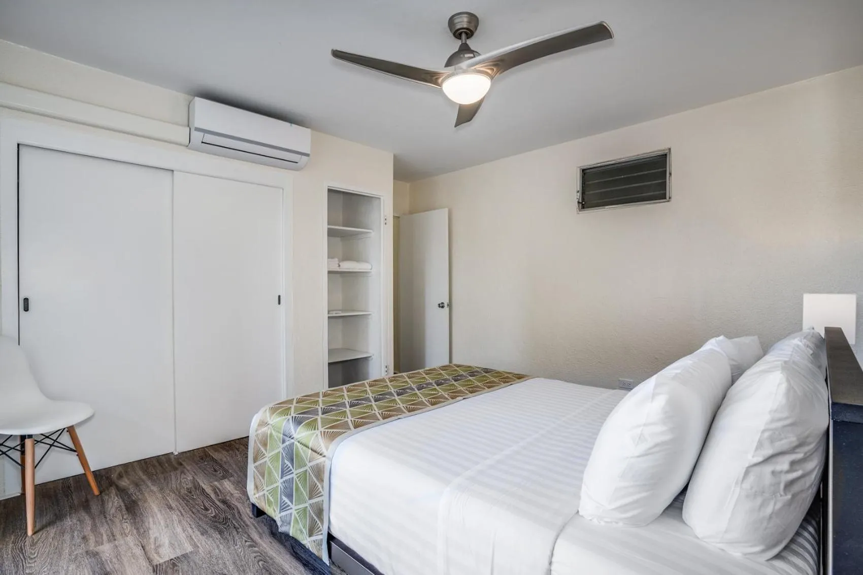 Bedroom, Bed in Aloha Suites Waikiki