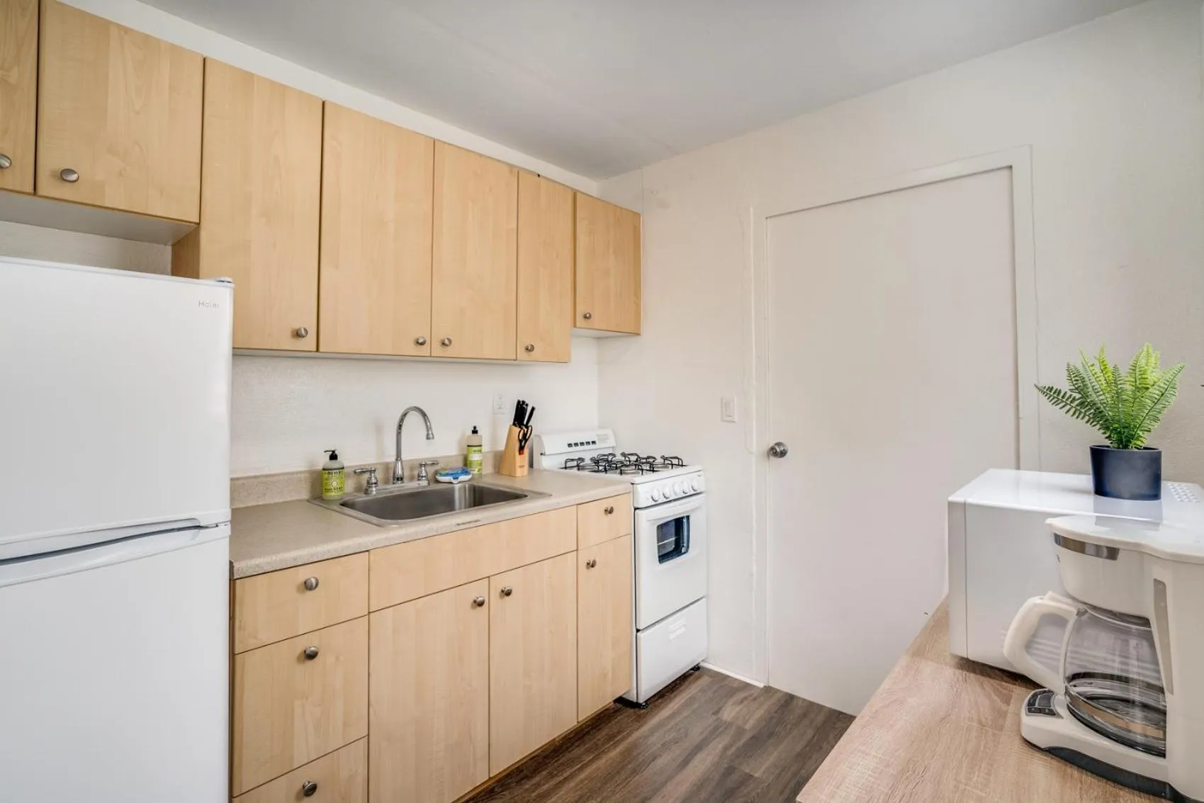 Kitchen or kitchenette in Aloha Suites Waikiki