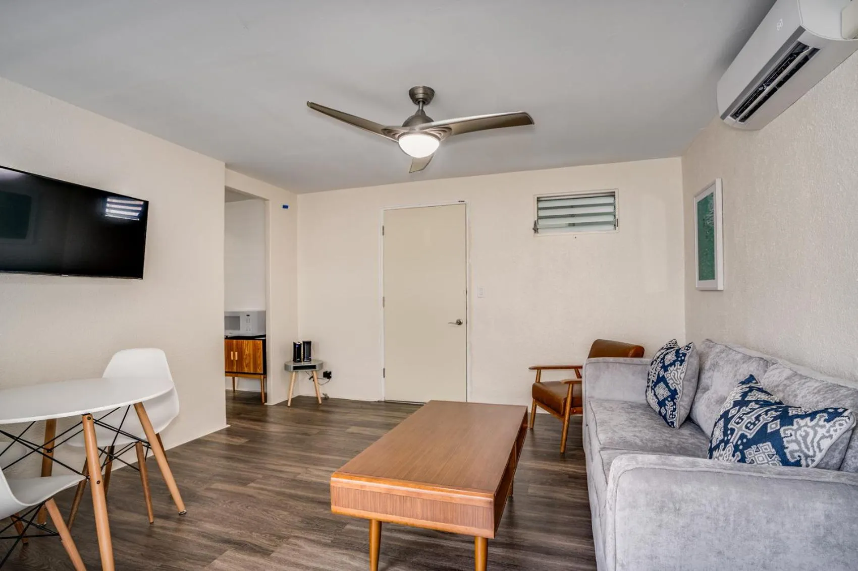 Living room in Aloha Suites Waikiki