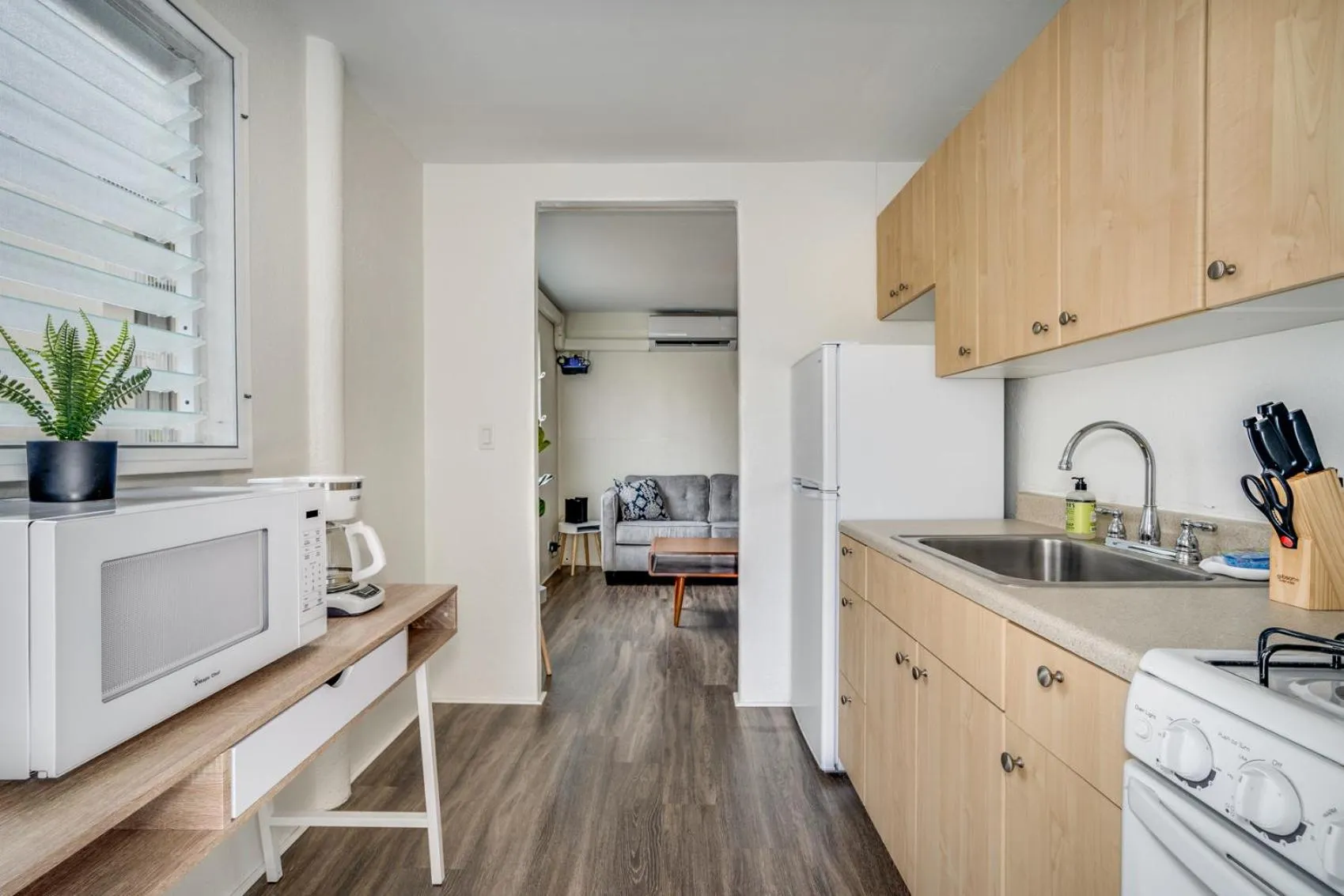 Kitchen or kitchenette in Aloha Suites Waikiki