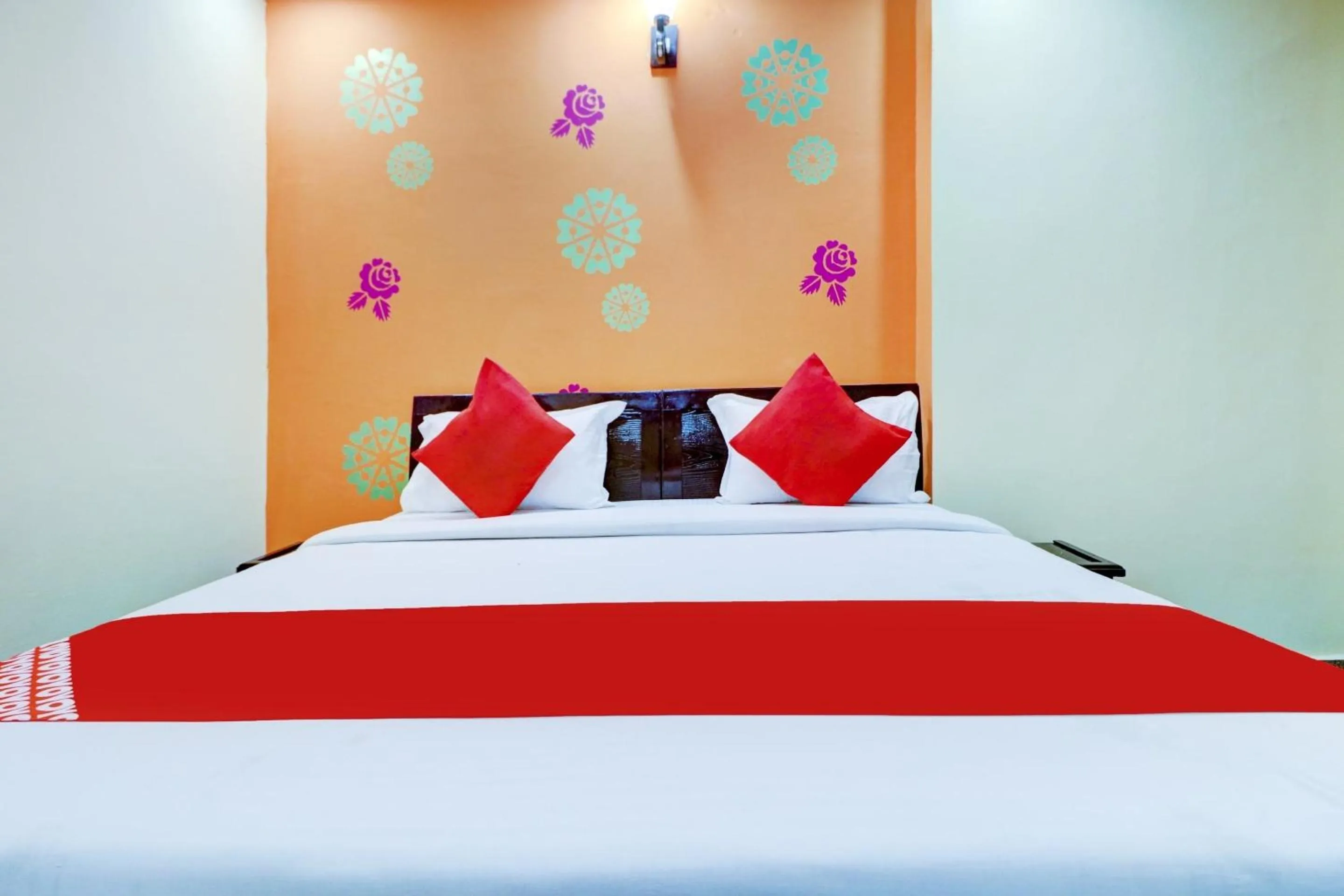 Bedroom in Hotel O Palace At Seventy Two Near Iskcon Temple Noida