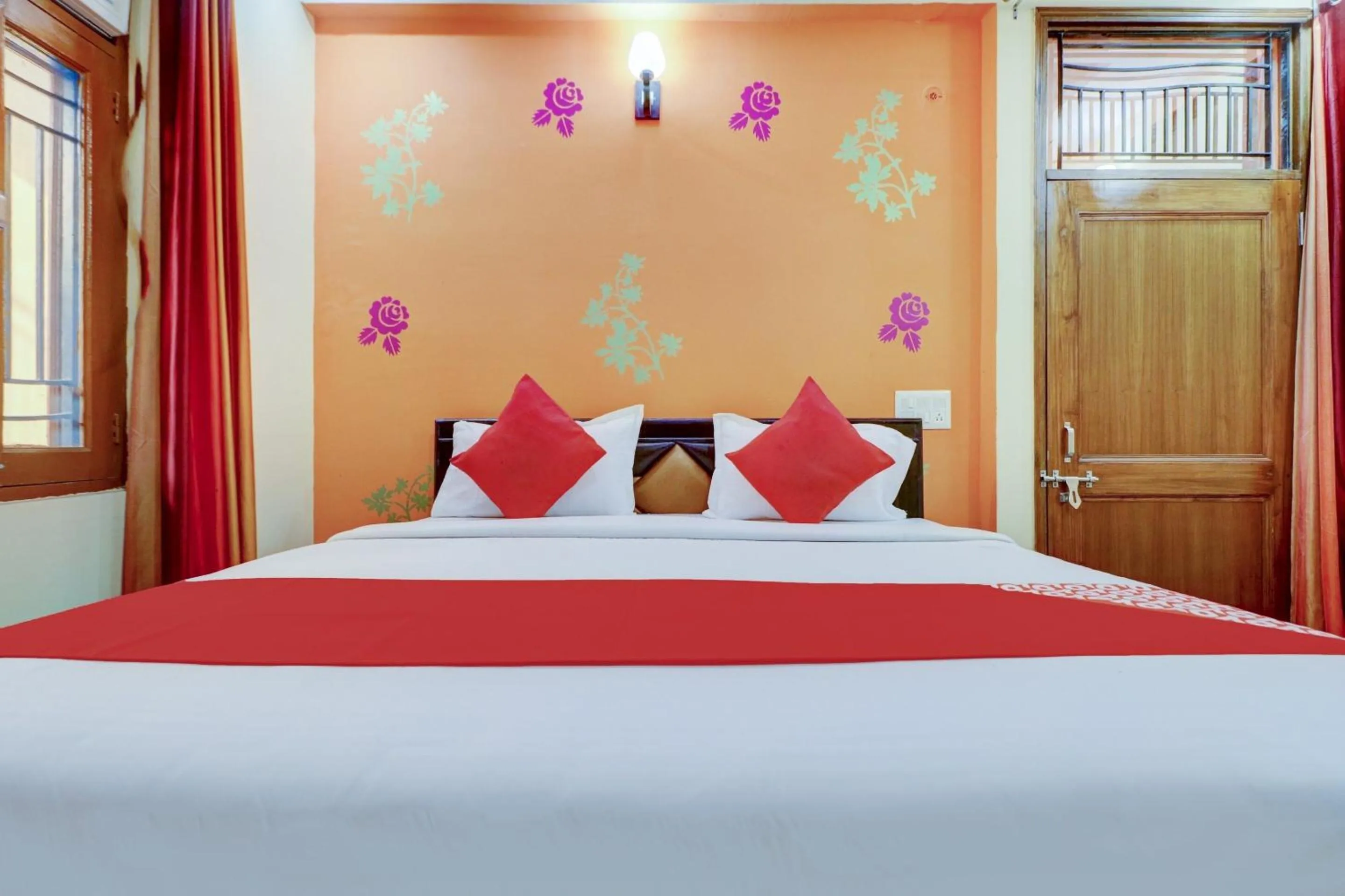 Bedroom in Hotel O Palace At Seventy Two Near Iskcon Temple Noida