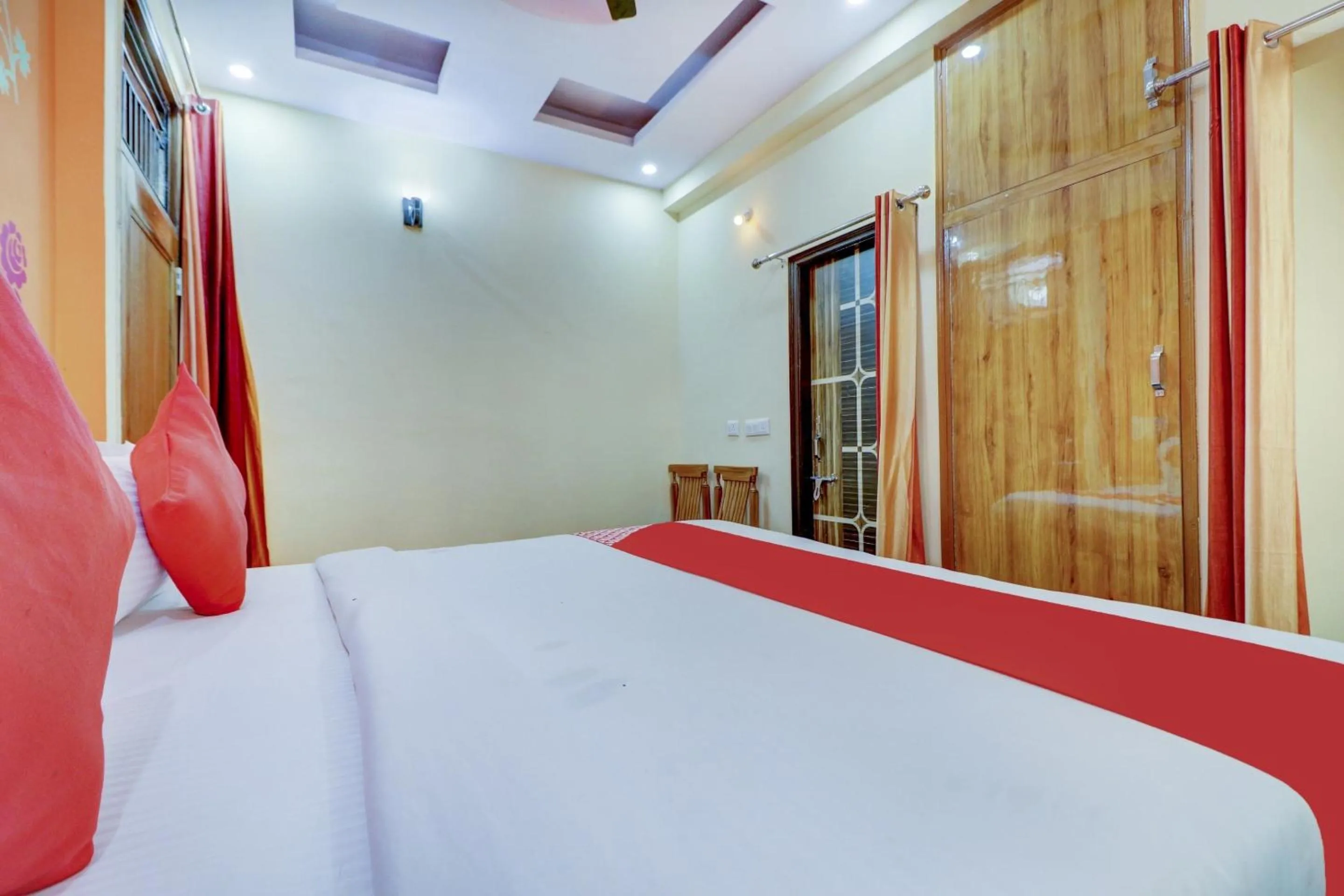 Bedroom in Hotel O Palace At Seventy Two Near Iskcon Temple Noida