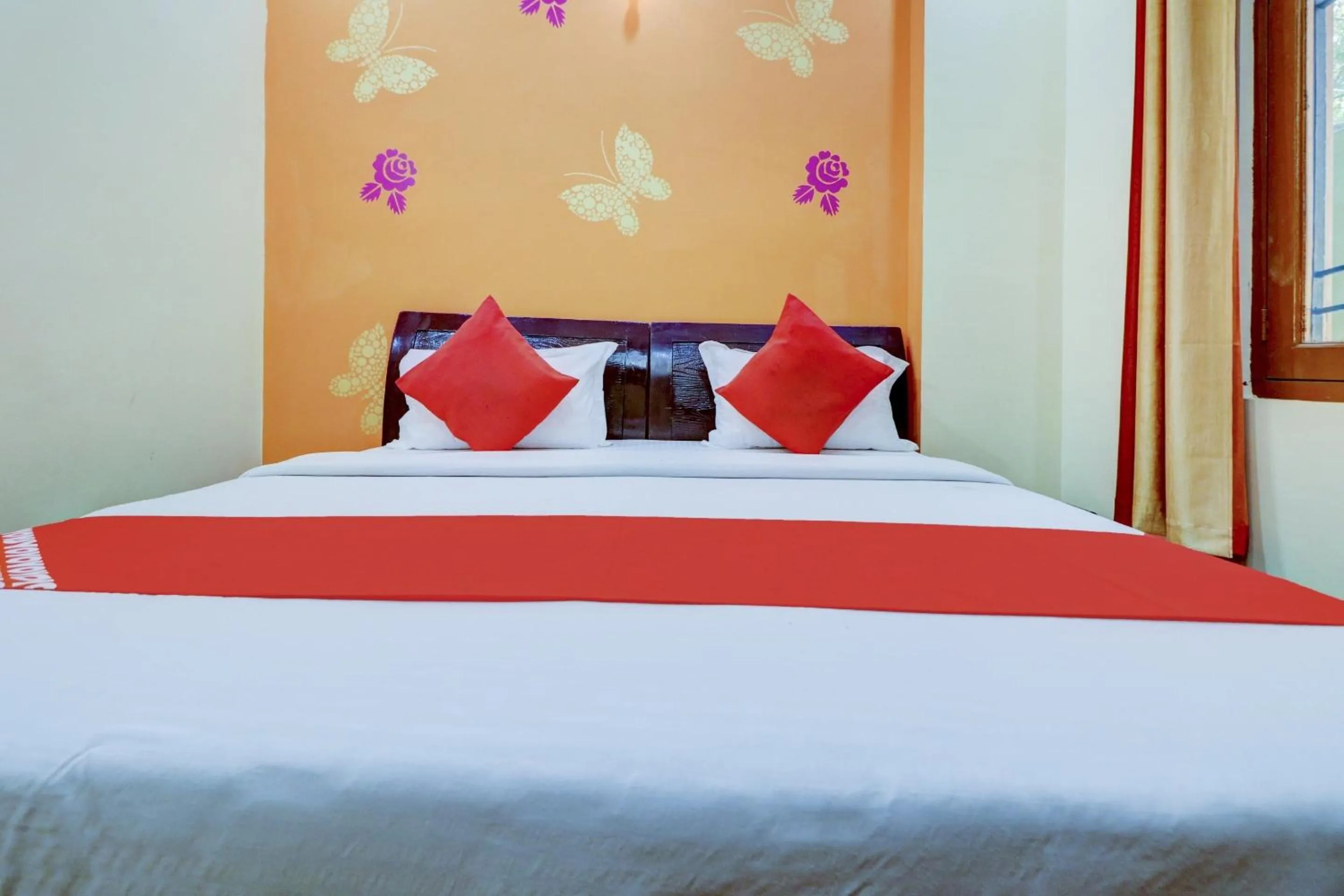 Bedroom in Hotel O Palace At Seventy Two Near Iskcon Temple Noida