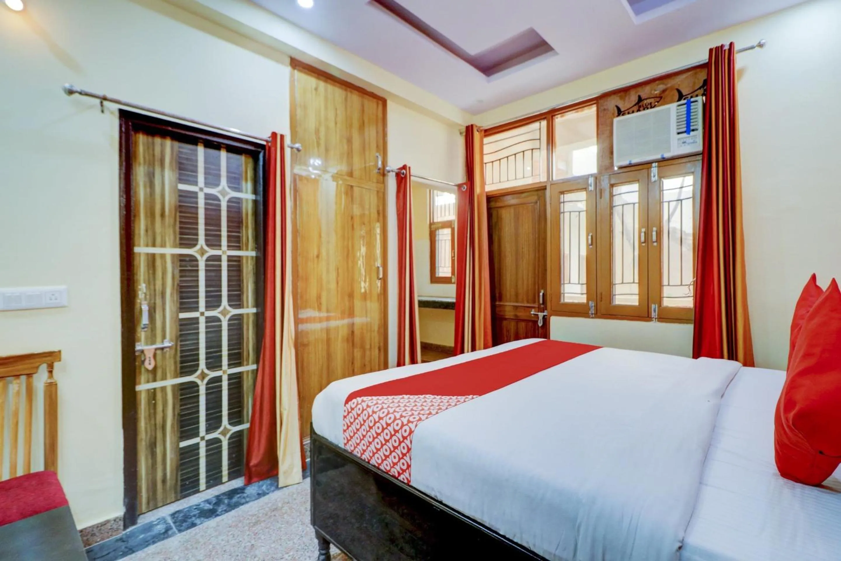 Bedroom in Hotel O Palace At Seventy Two Near Iskcon Temple Noida