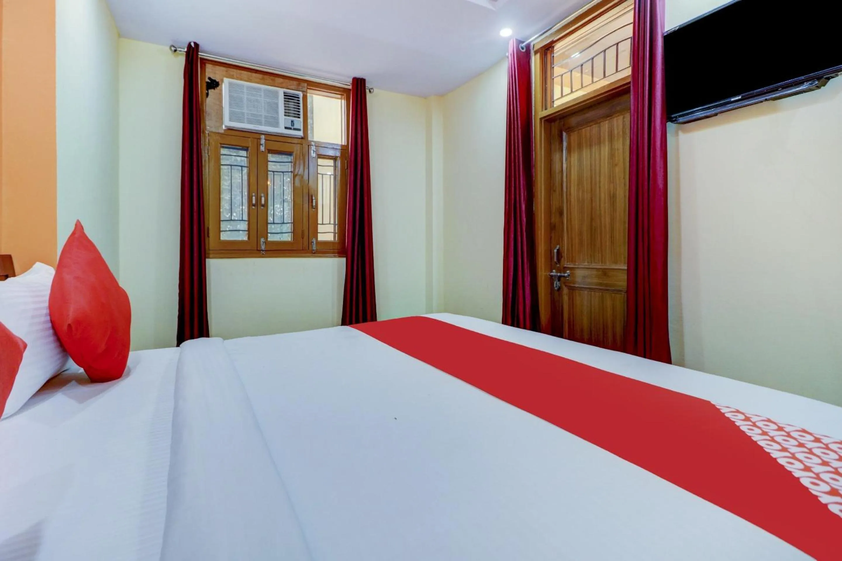 Bedroom in Hotel O Palace At Seventy Two Near Iskcon Temple Noida