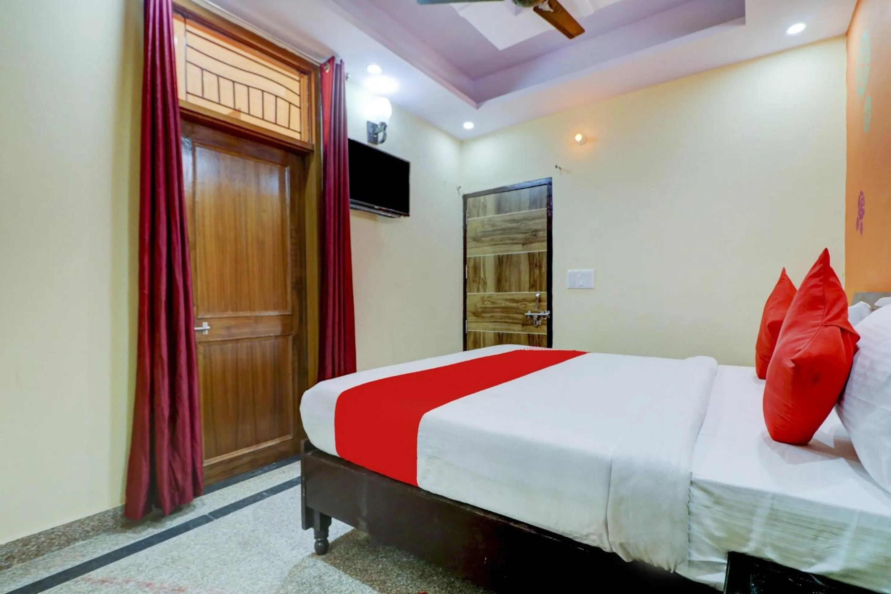 Bedroom in Hotel O Palace At Seventy Two Near Iskcon Temple Noida