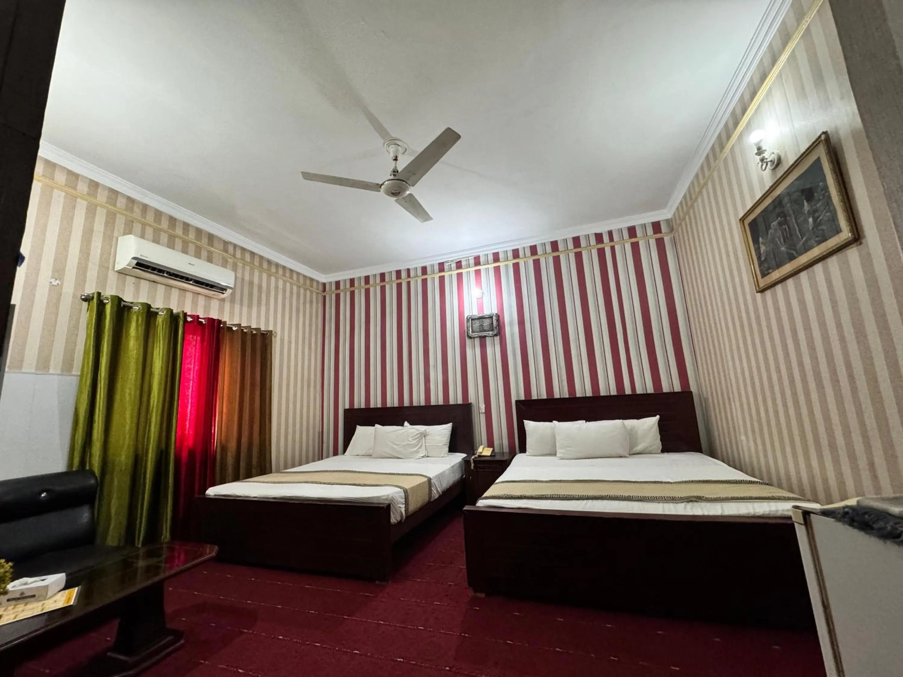 TV and multimedia, Bed in Hotel Tulip INN Faisal Town