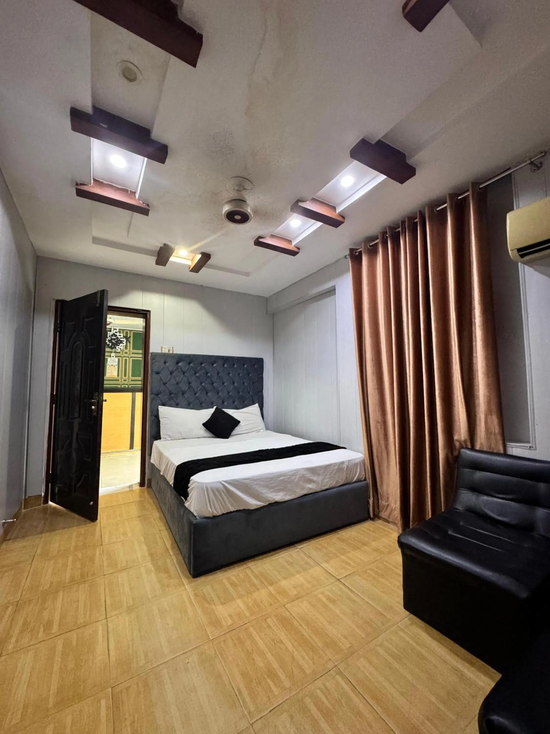 Bed in Hotel Tulip INN Faisal Town