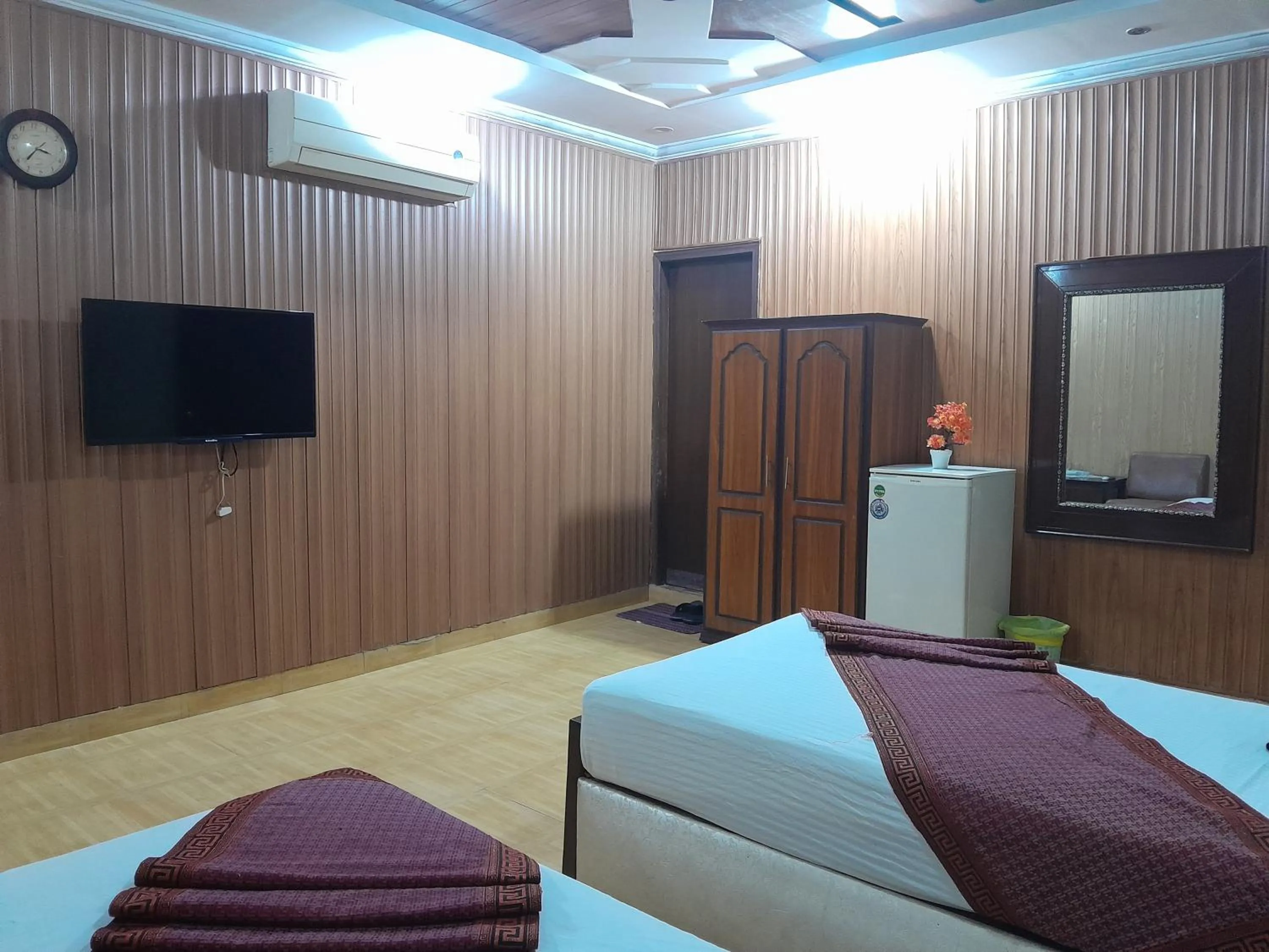 TV and multimedia, Bed in Hotel Tulip INN Faisal Town
