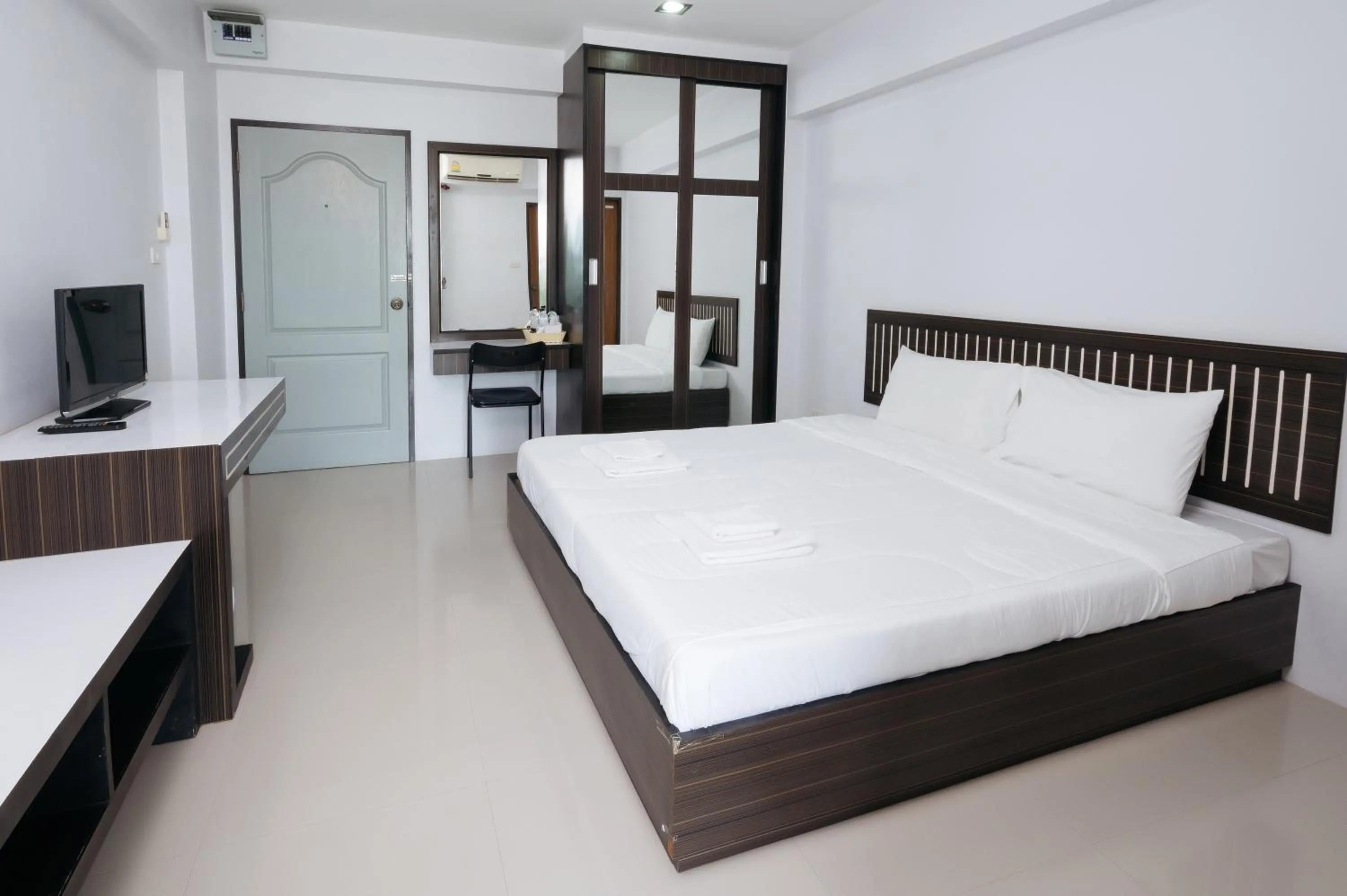 Communal lounge/ TV room, Bed in Creston Grand Hotel Suphan Buri