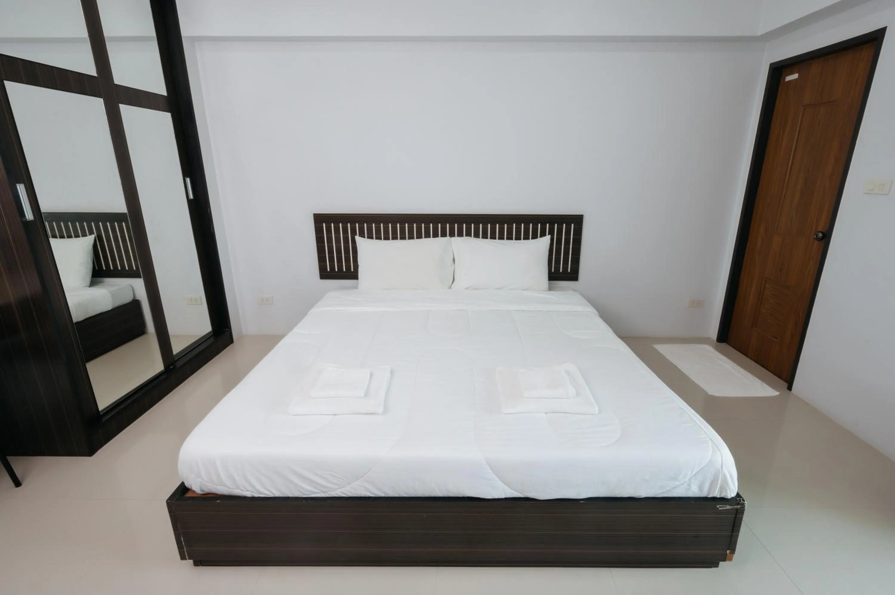 Bed in Creston Grand Hotel Suphan Buri