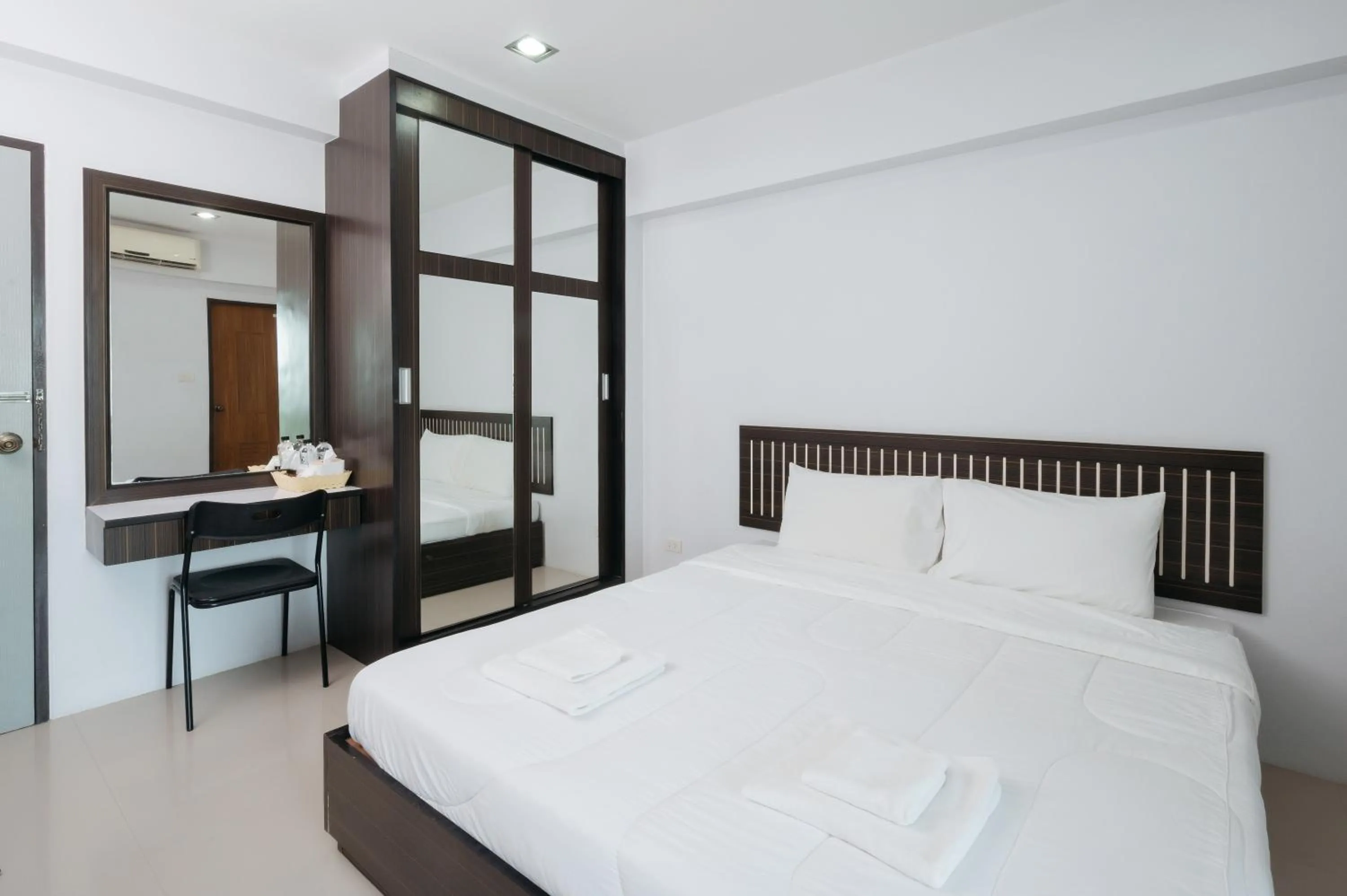 Bed in Creston Grand Hotel Suphan Buri