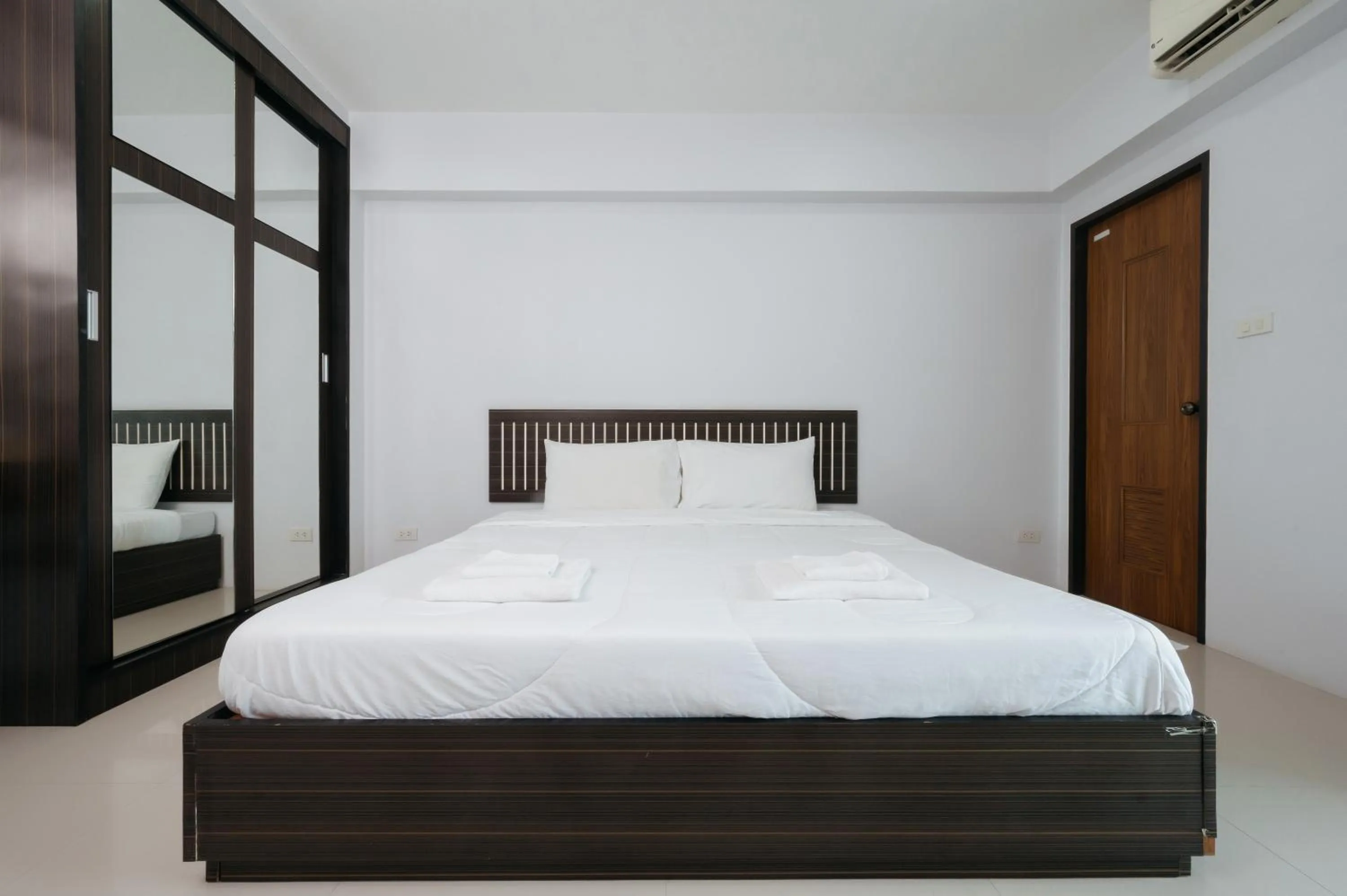 Bed in Creston Grand Hotel Suphan Buri
