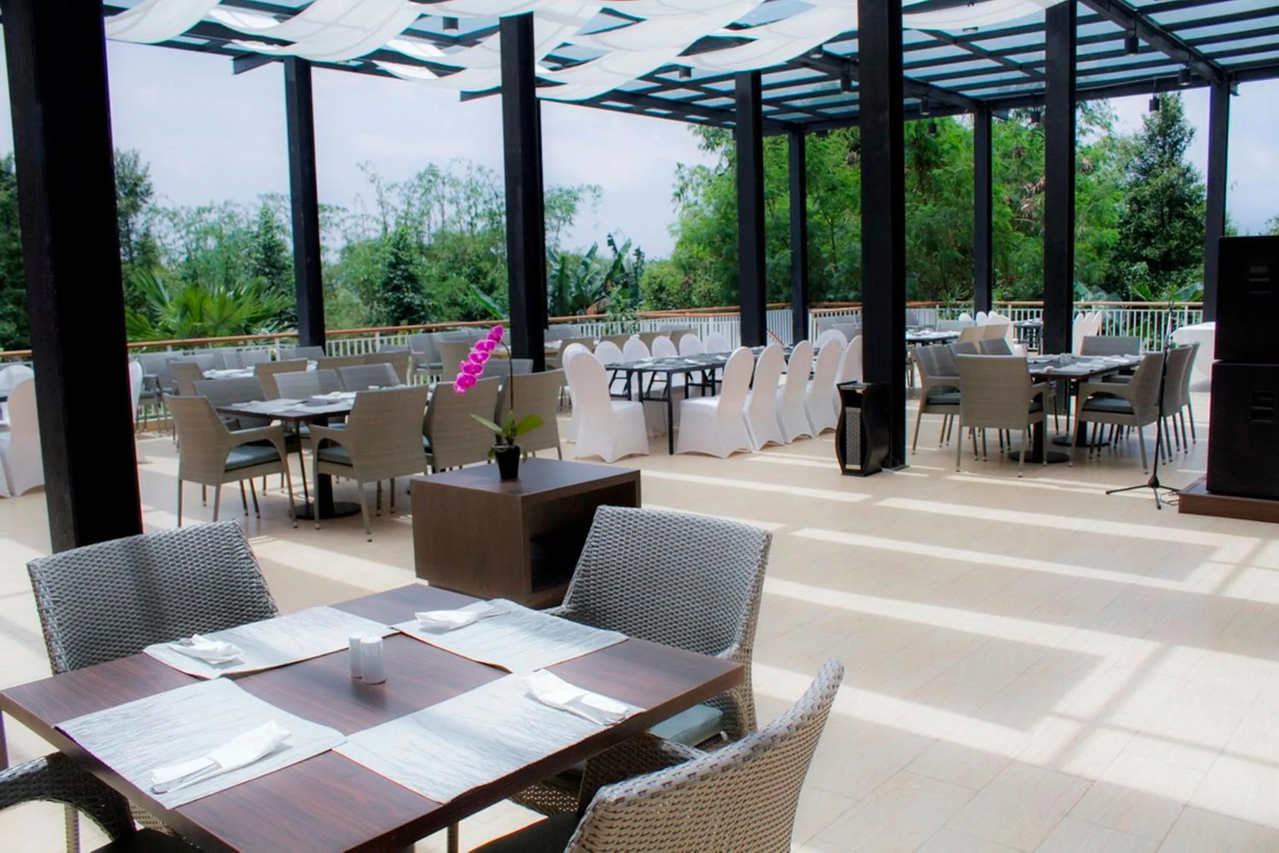 Restaurant/places to eat in Padjadjaran Suites Resort and Convention Hotel