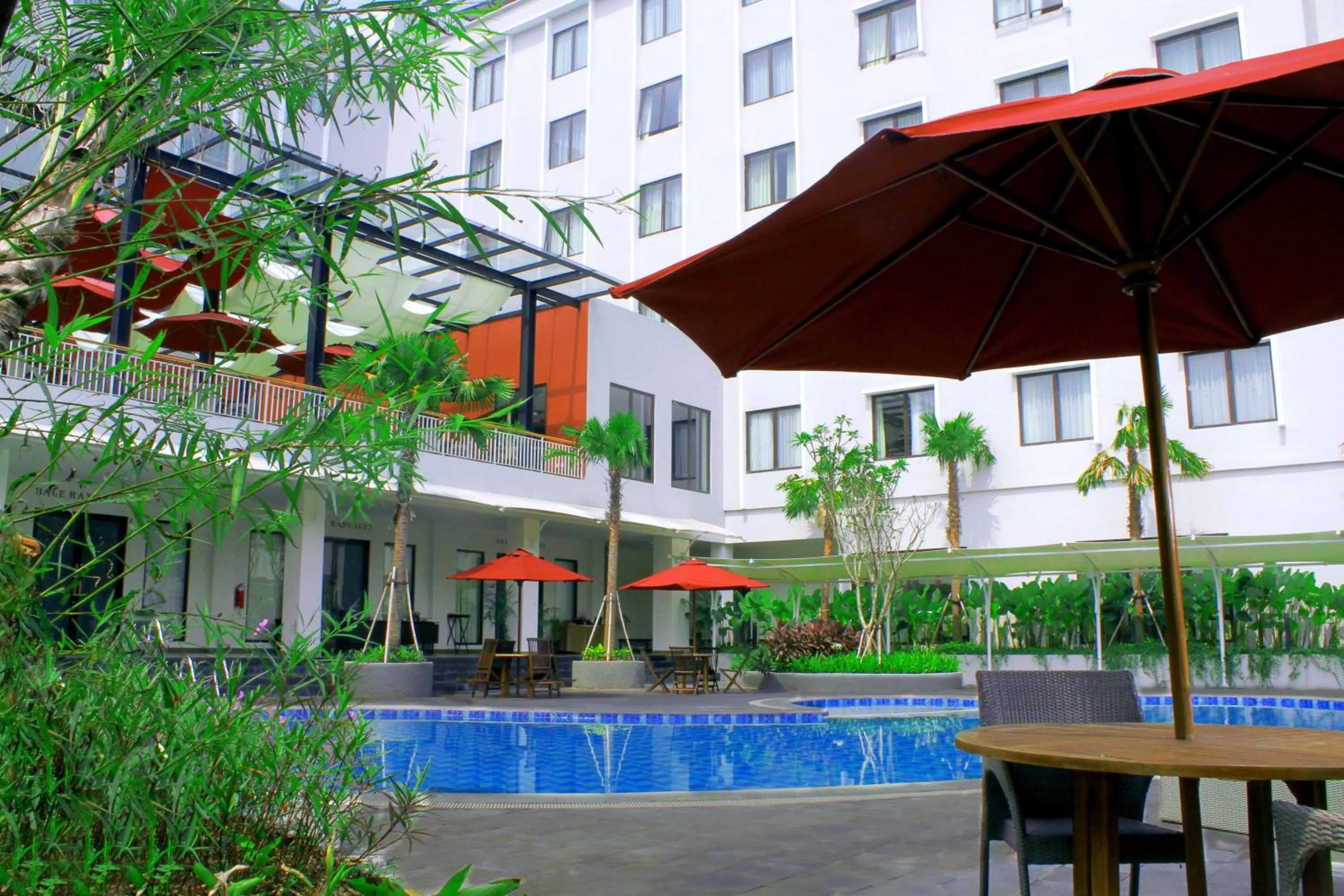 Swimming pool in Padjadjaran Suites Resort and Convention Hotel