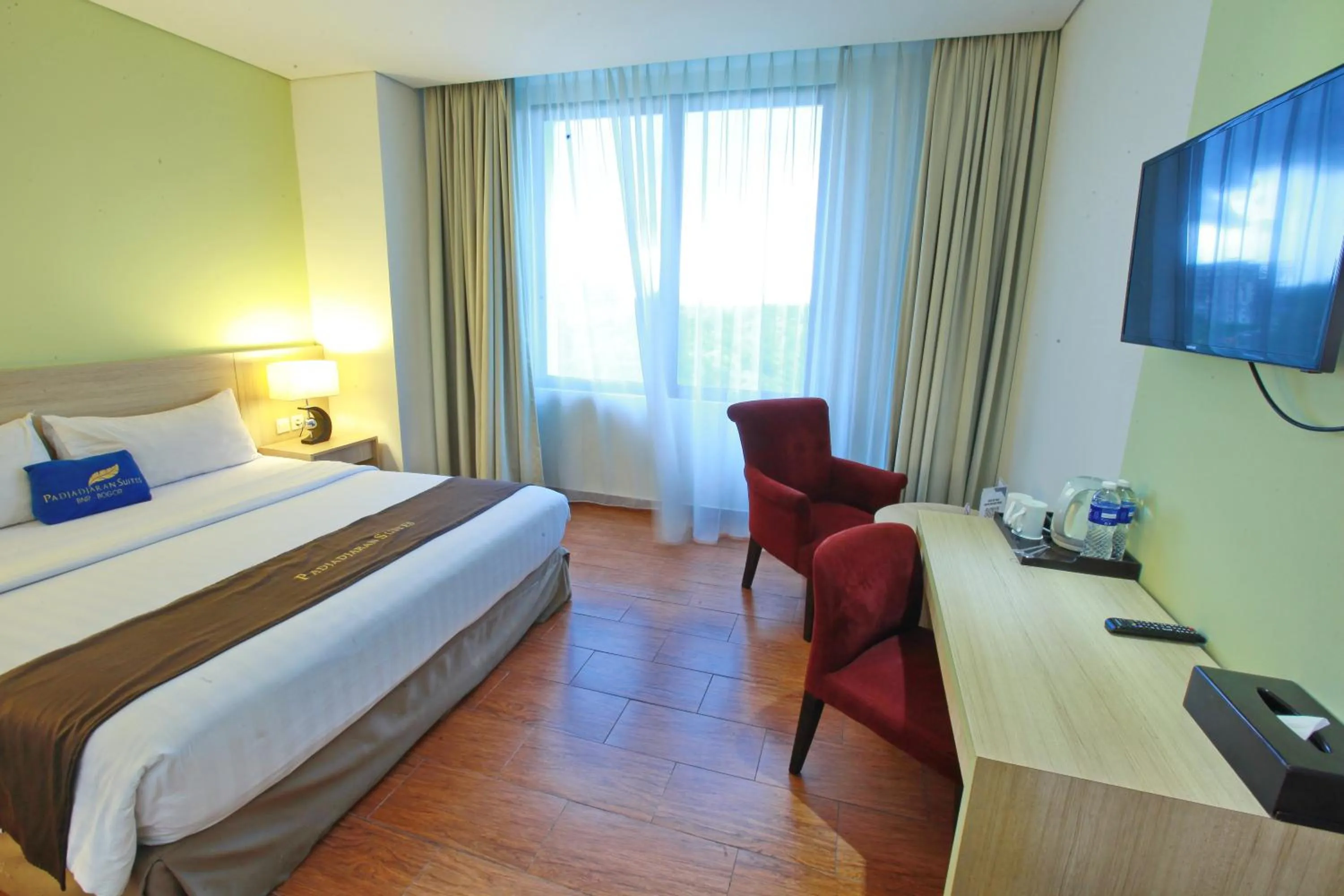 Bed in Padjadjaran Suites Resort and Convention Hotel
