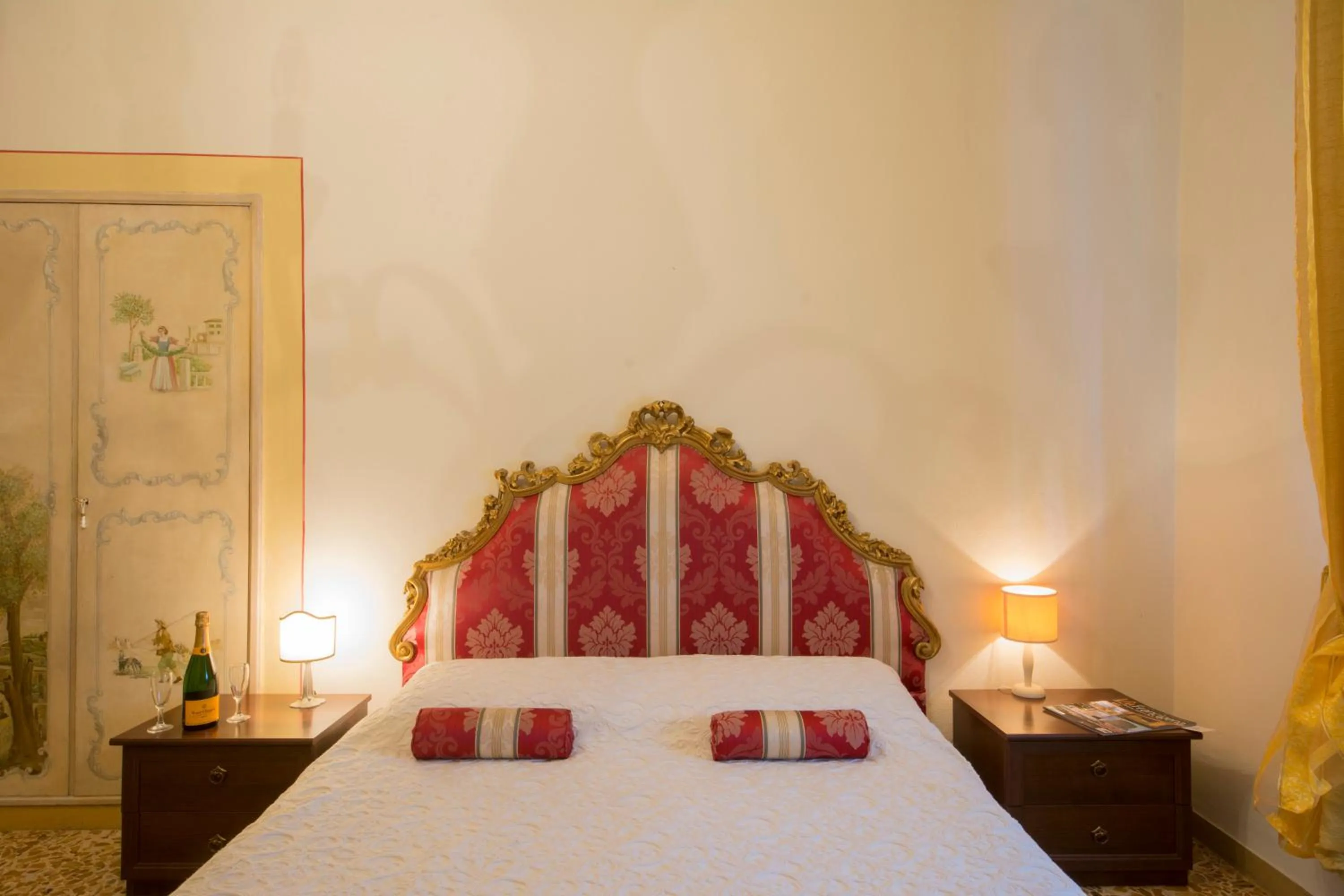 Photo of the whole room, Bed in B&B Pantaneto - Palazzo Bulgarini