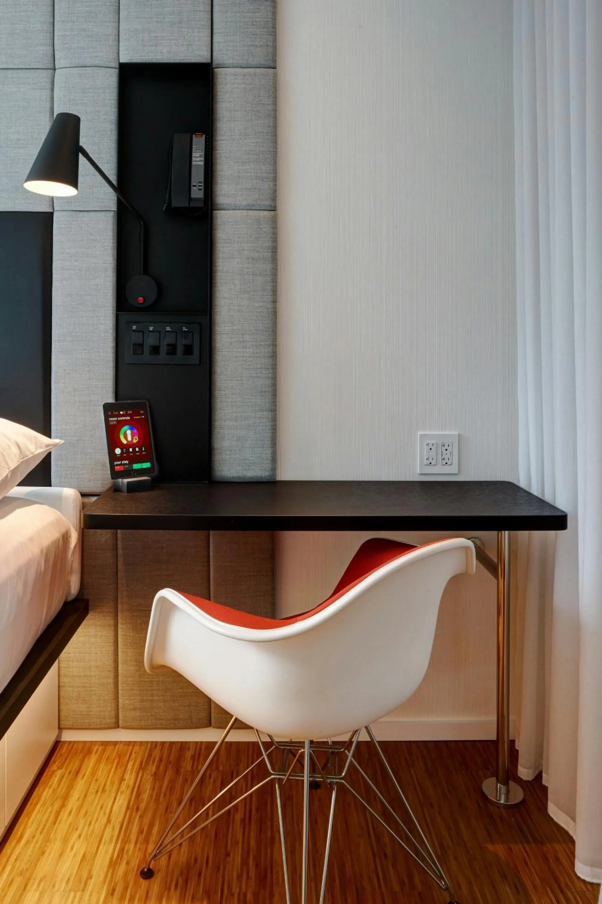 Bedroom in citizenM Los Angeles Downtown