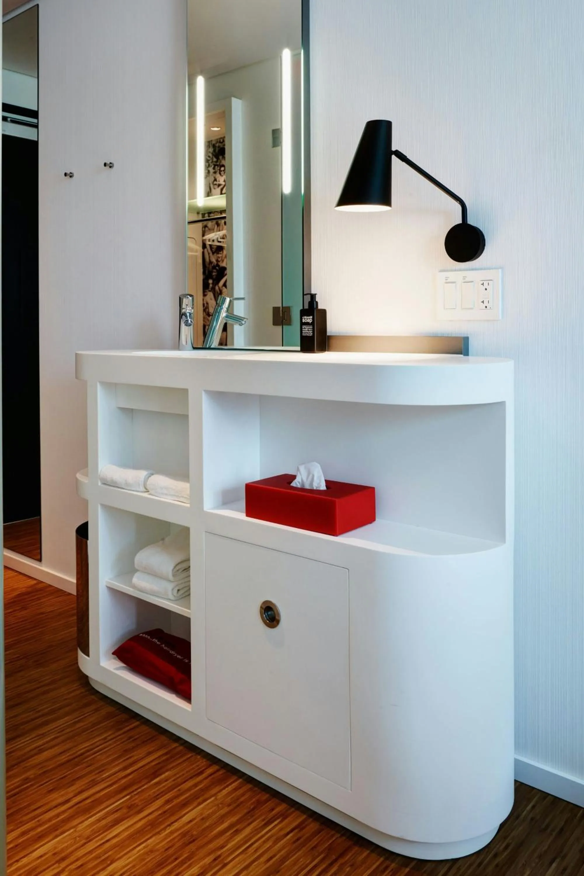 Bedroom in citizenM Los Angeles Downtown