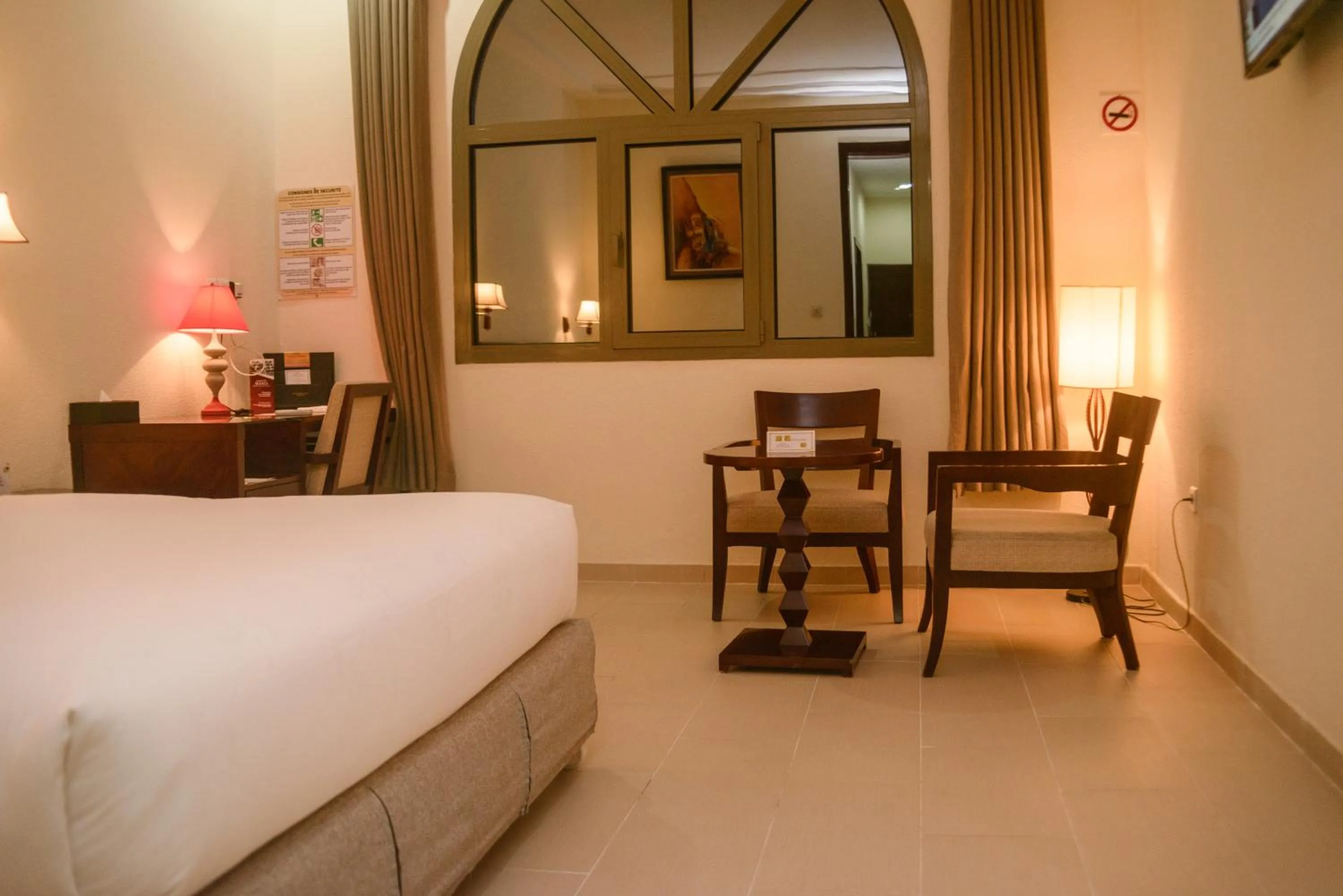Living room, Bed in Hôtel Sancta Maria
