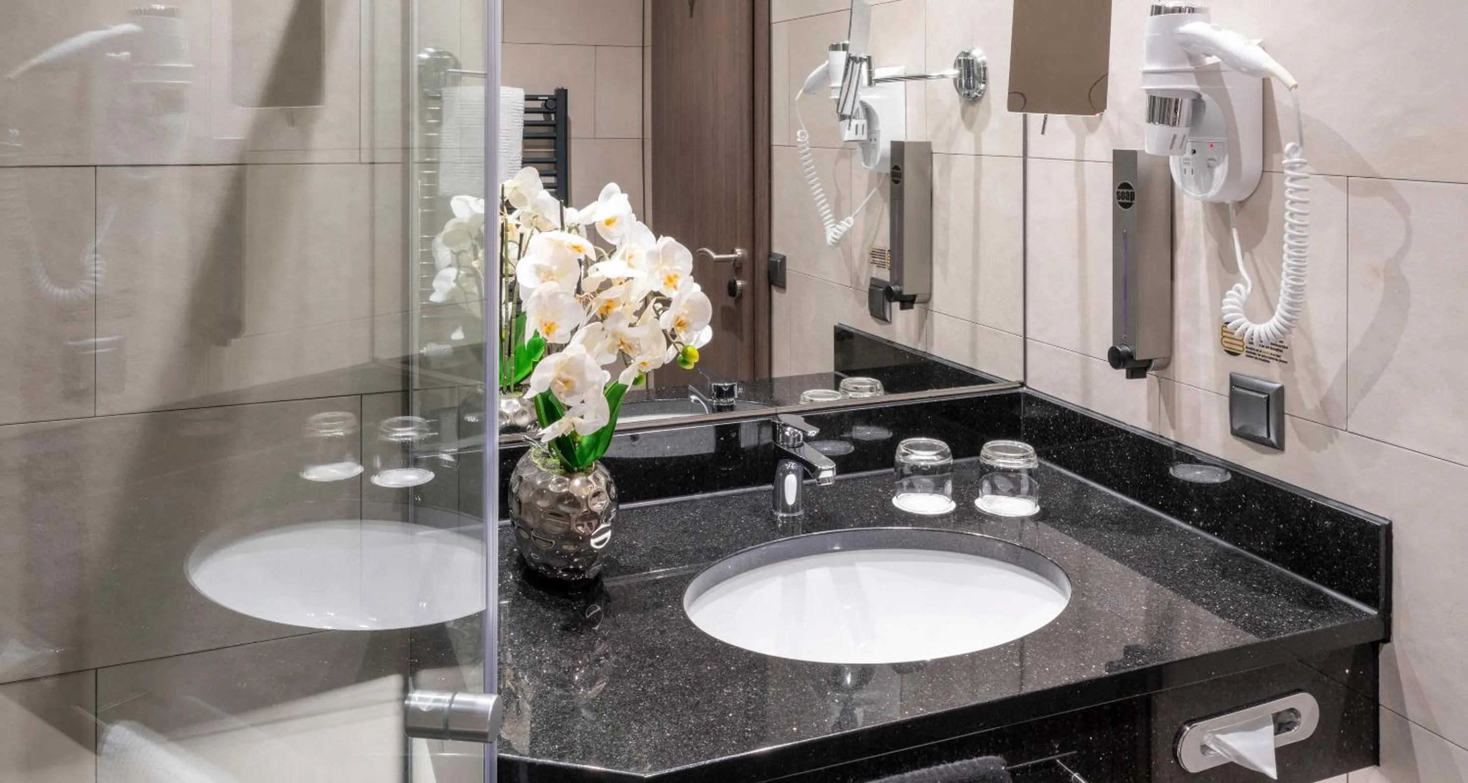 Bathroom in PLAZA Premium Parkhotel Norderstedt