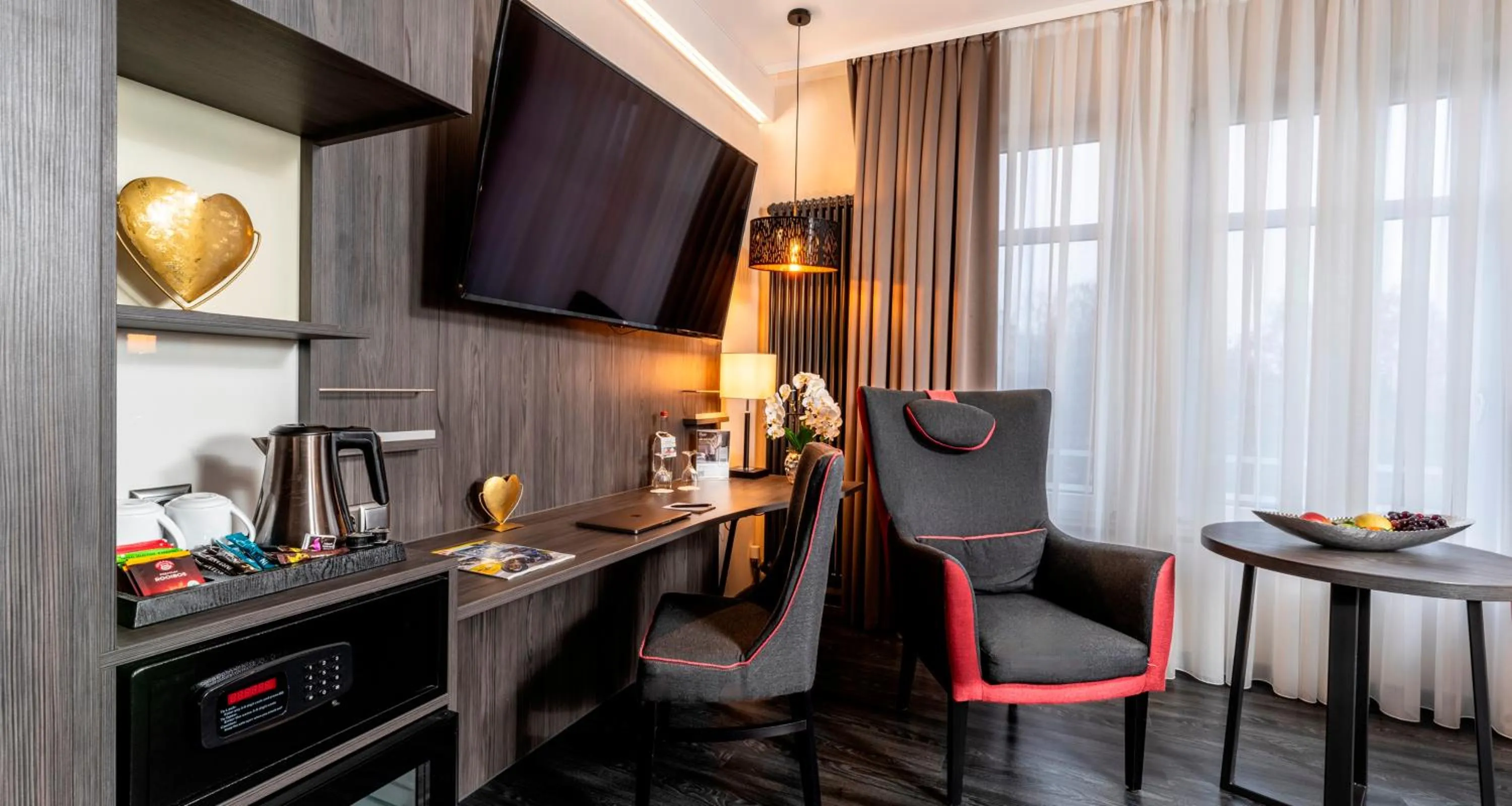 TV and multimedia in PLAZA Premium Parkhotel Norderstedt