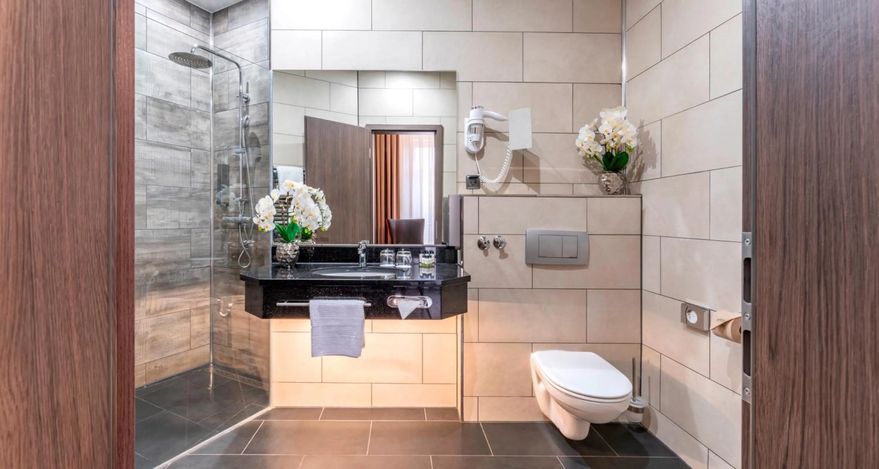 Shower in PLAZA Premium Parkhotel Norderstedt