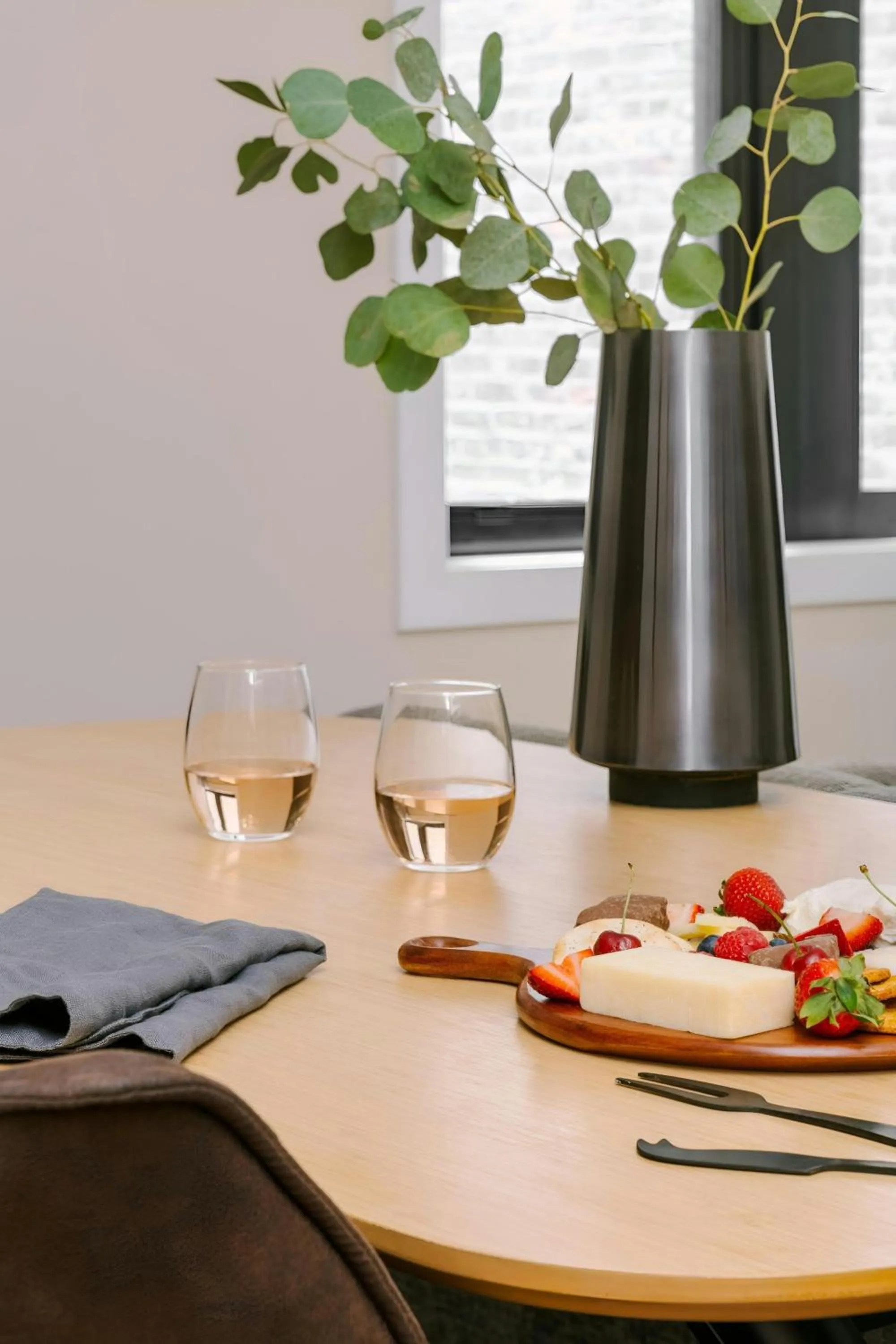 Photo of the whole room in Sonder by Marriott Bonvoy Jewelers Row Apartments Millenium Park