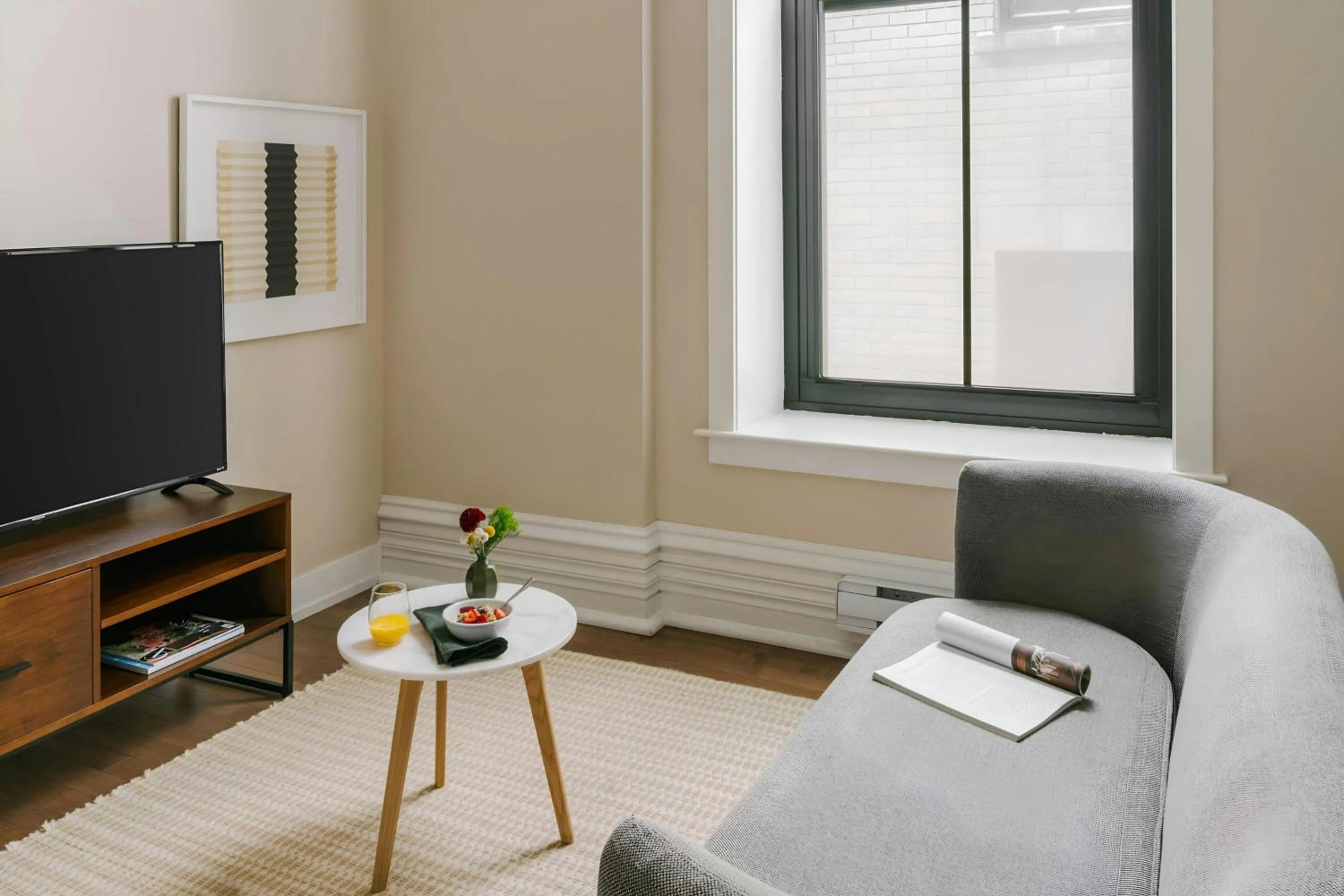 Living room in Sonder by Marriott Bonvoy Jewelers Row Apartments Millenium Park