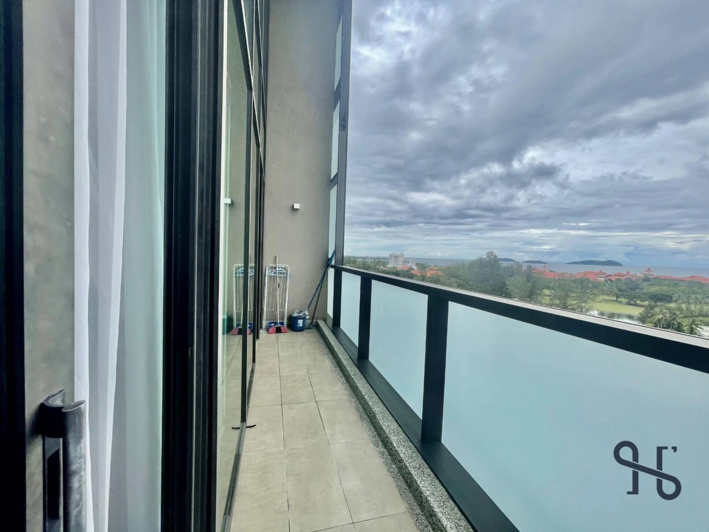 Balcony/Terrace in Homesuite' Home at Riverson Soho