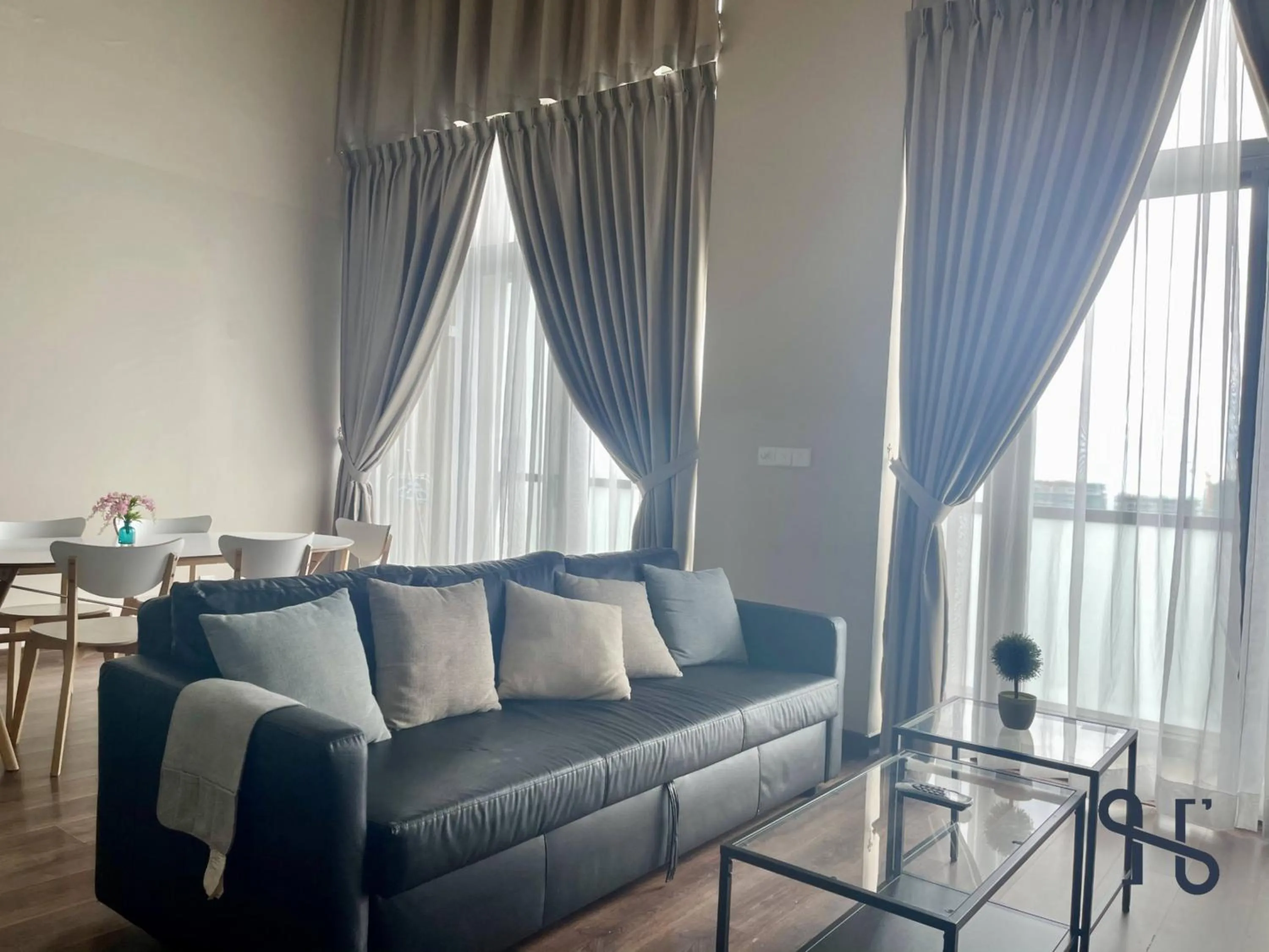 Living room in Homesuite' Home at Riverson Soho