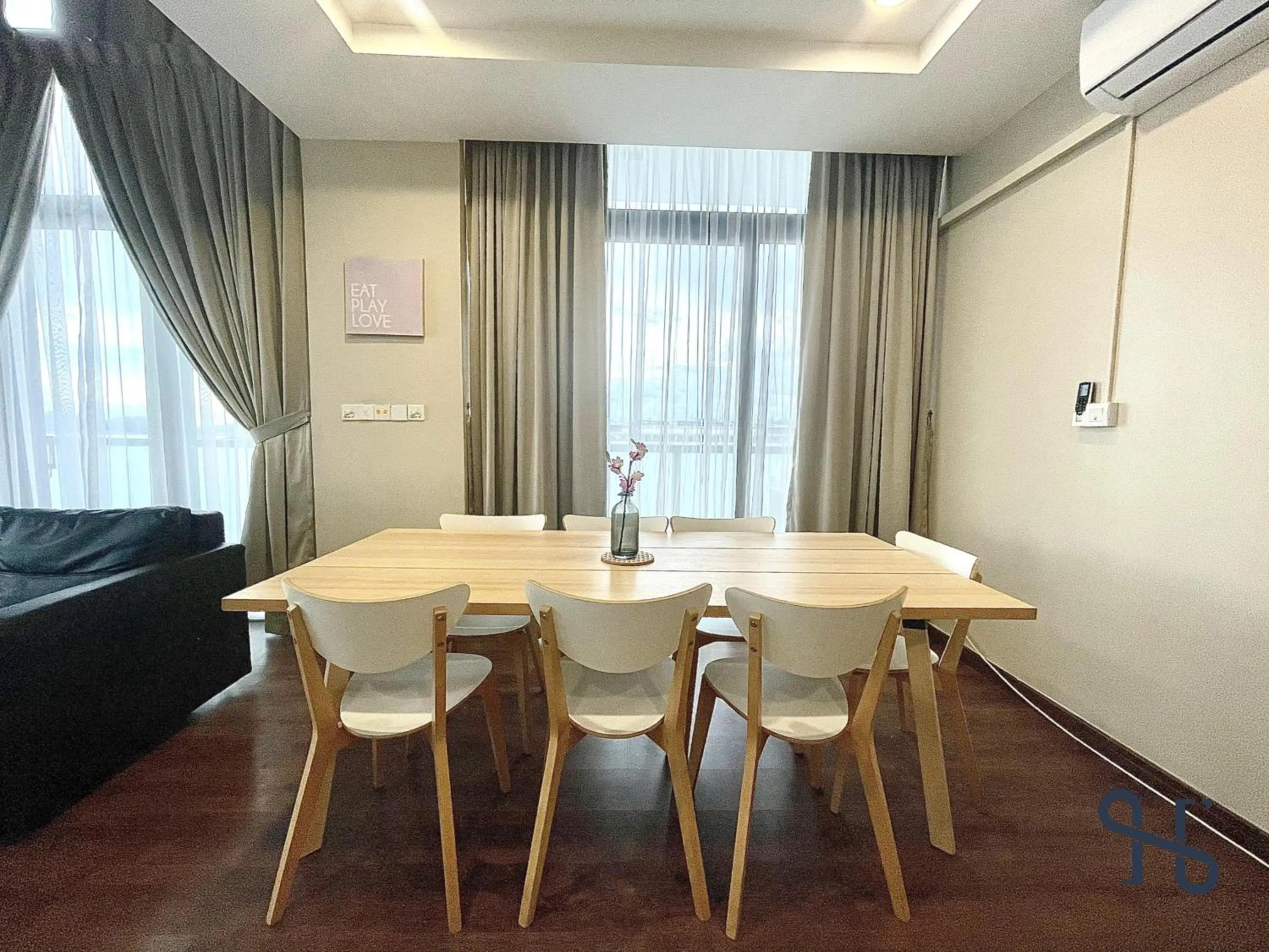 Dining area in Homesuite' Home at Riverson Soho