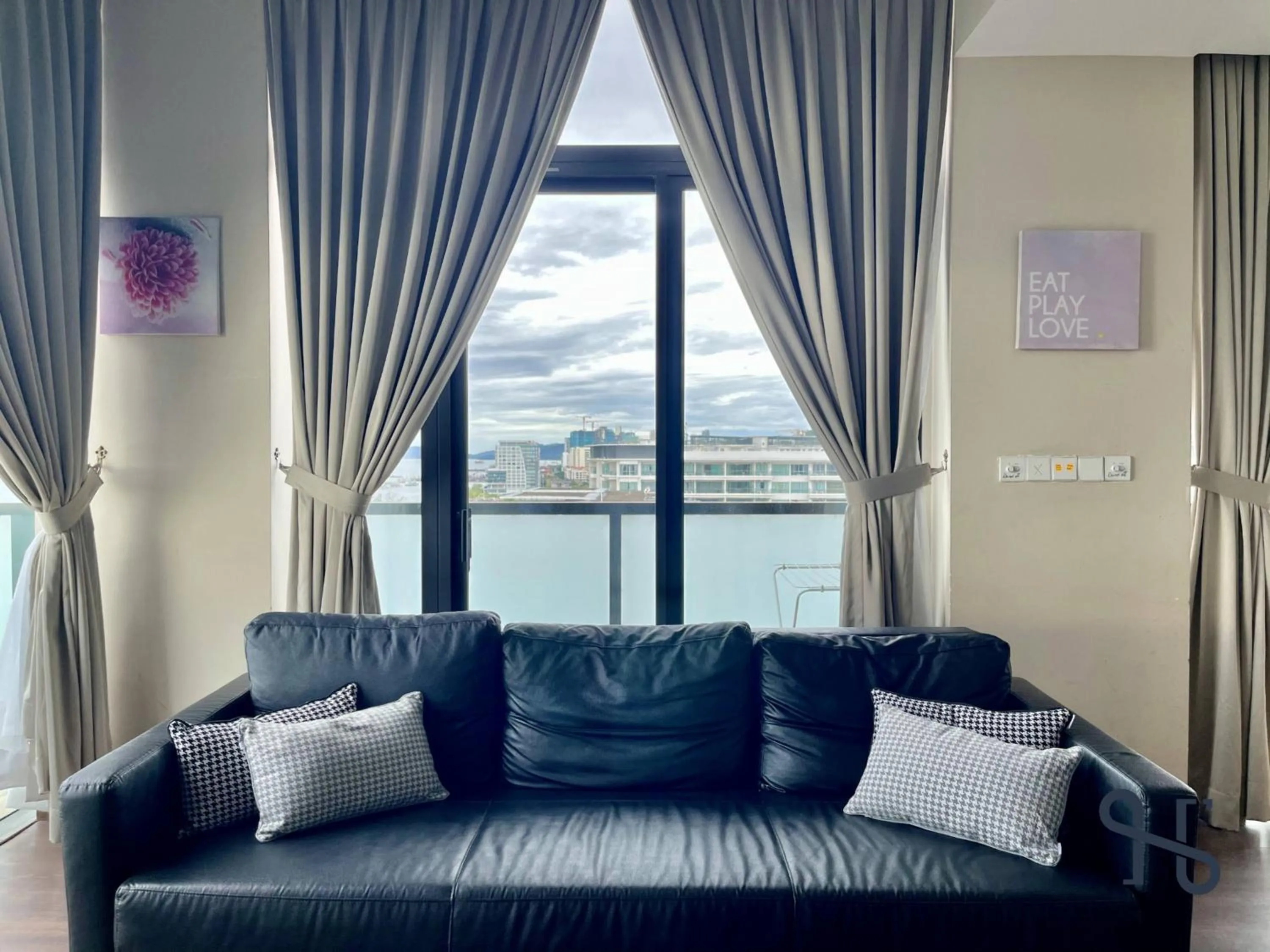 Living room in Homesuite' Home at Riverson Soho