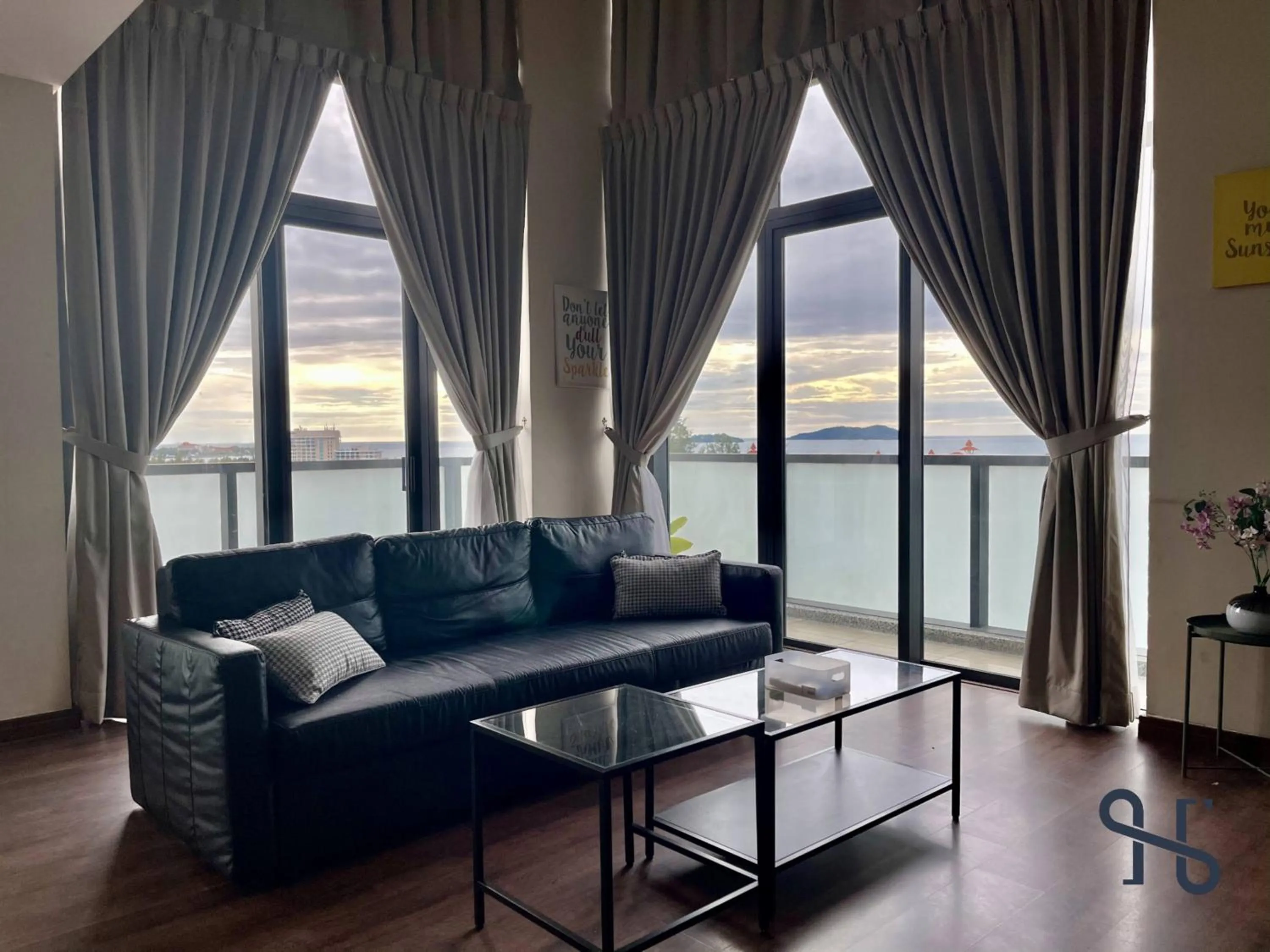 Living room in Homesuite' Home at Riverson Soho