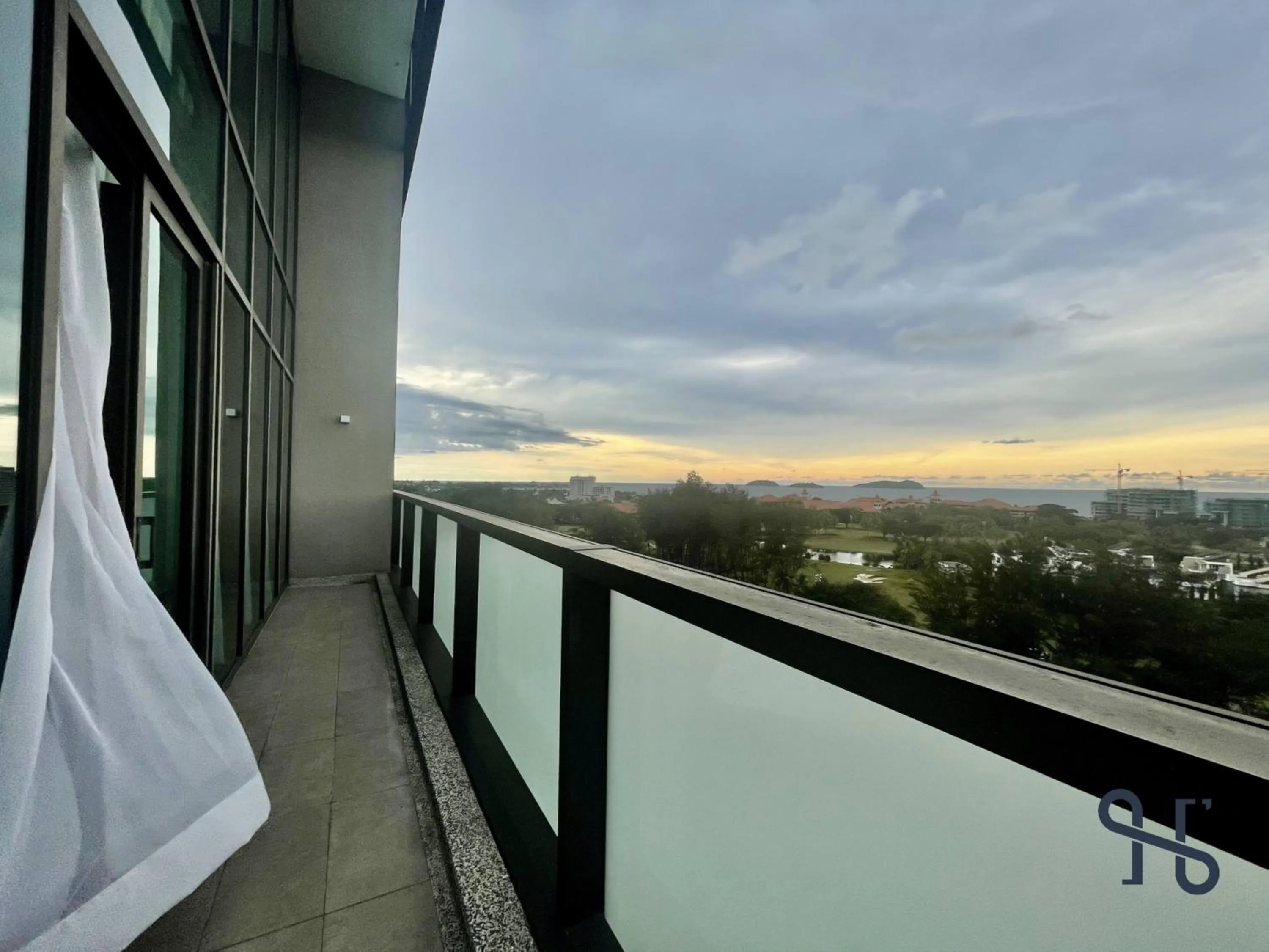 Balcony/Terrace in Homesuite' Home at Riverson Soho