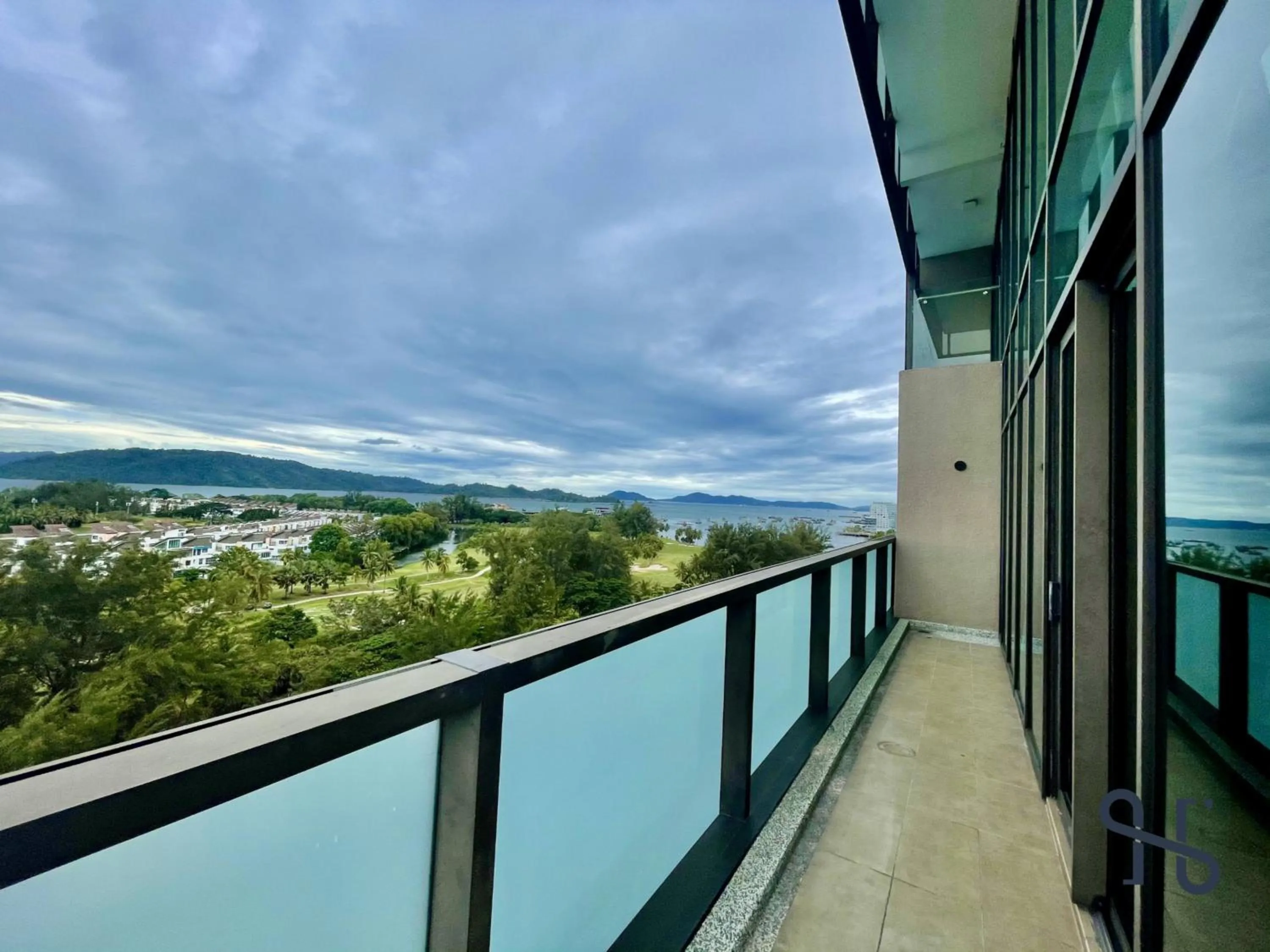 Balcony/Terrace in Homesuite' Home at Riverson Soho