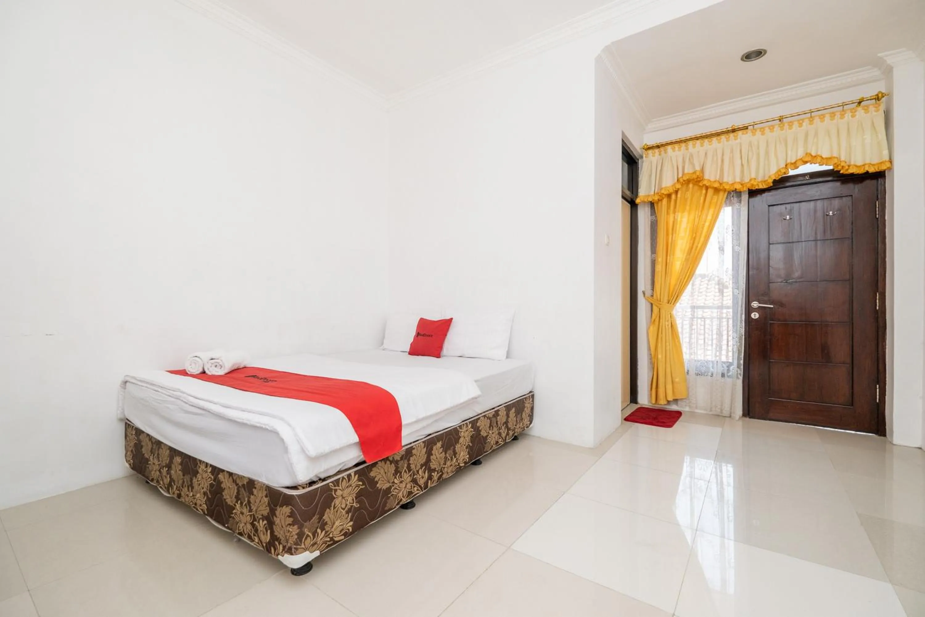 Bed in RedDoorz at Gunungsari Surabaya 2