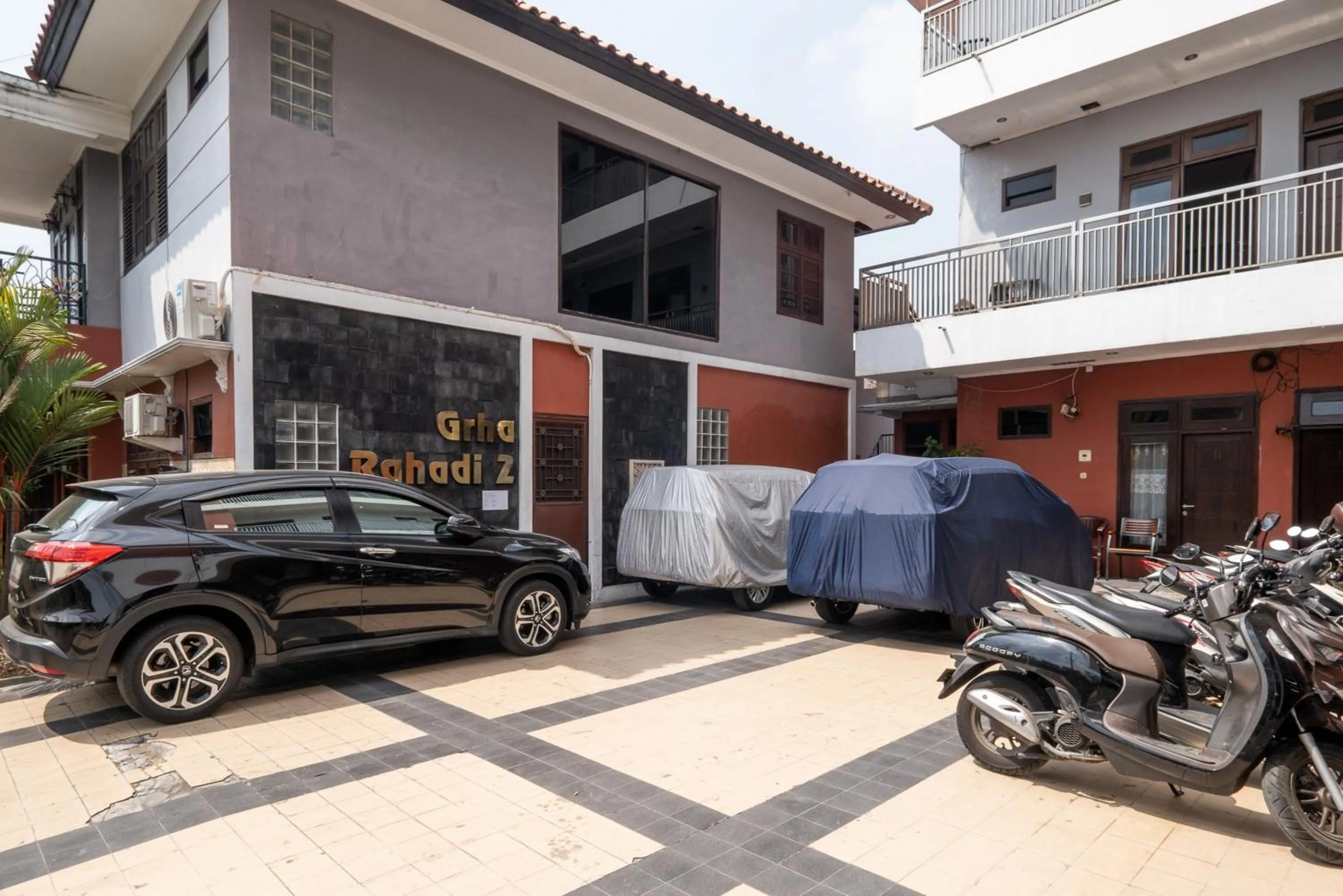 Property building in RedDoorz at Gunungsari Surabaya 2