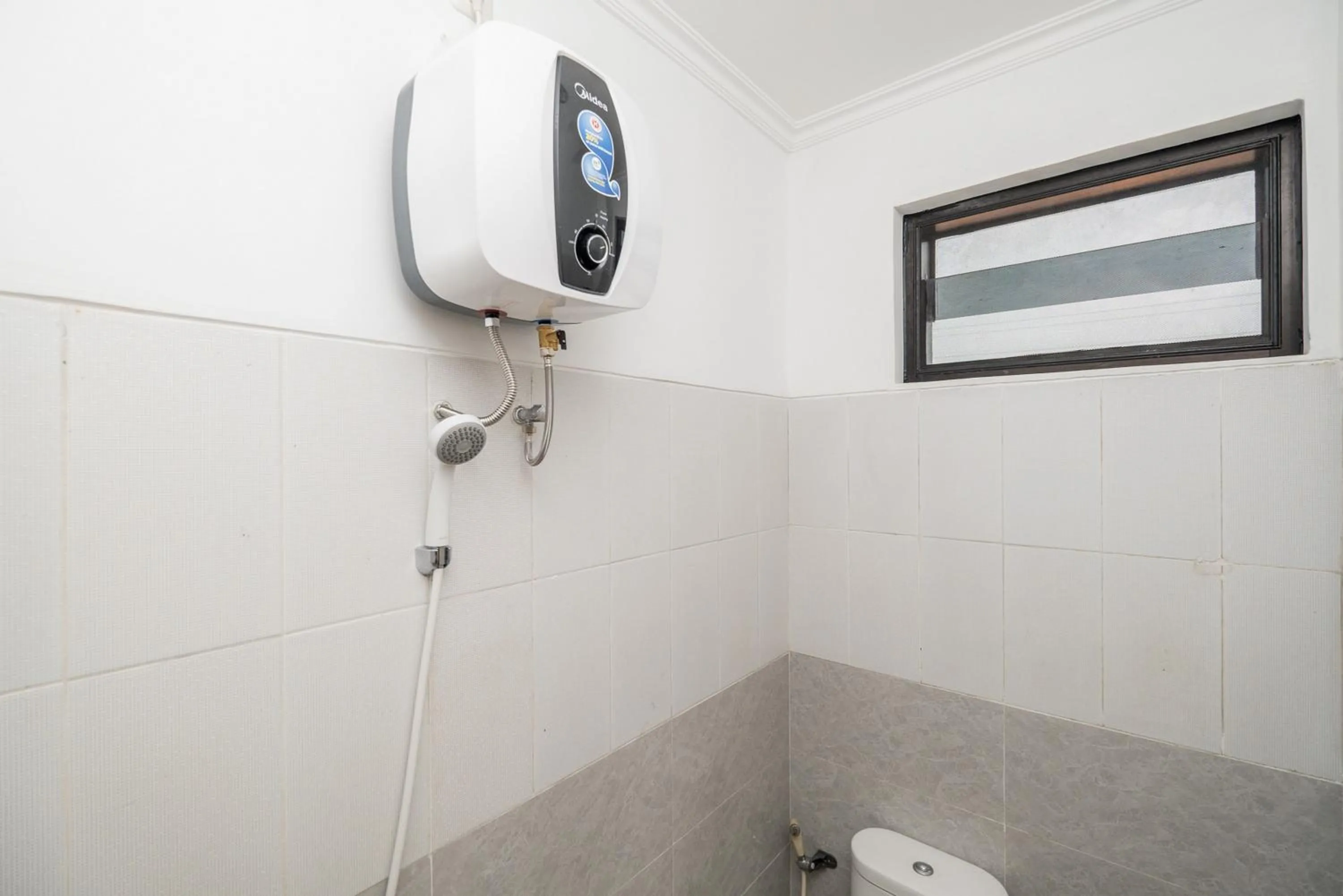 Bathroom in RedDoorz at Gunungsari Surabaya 2