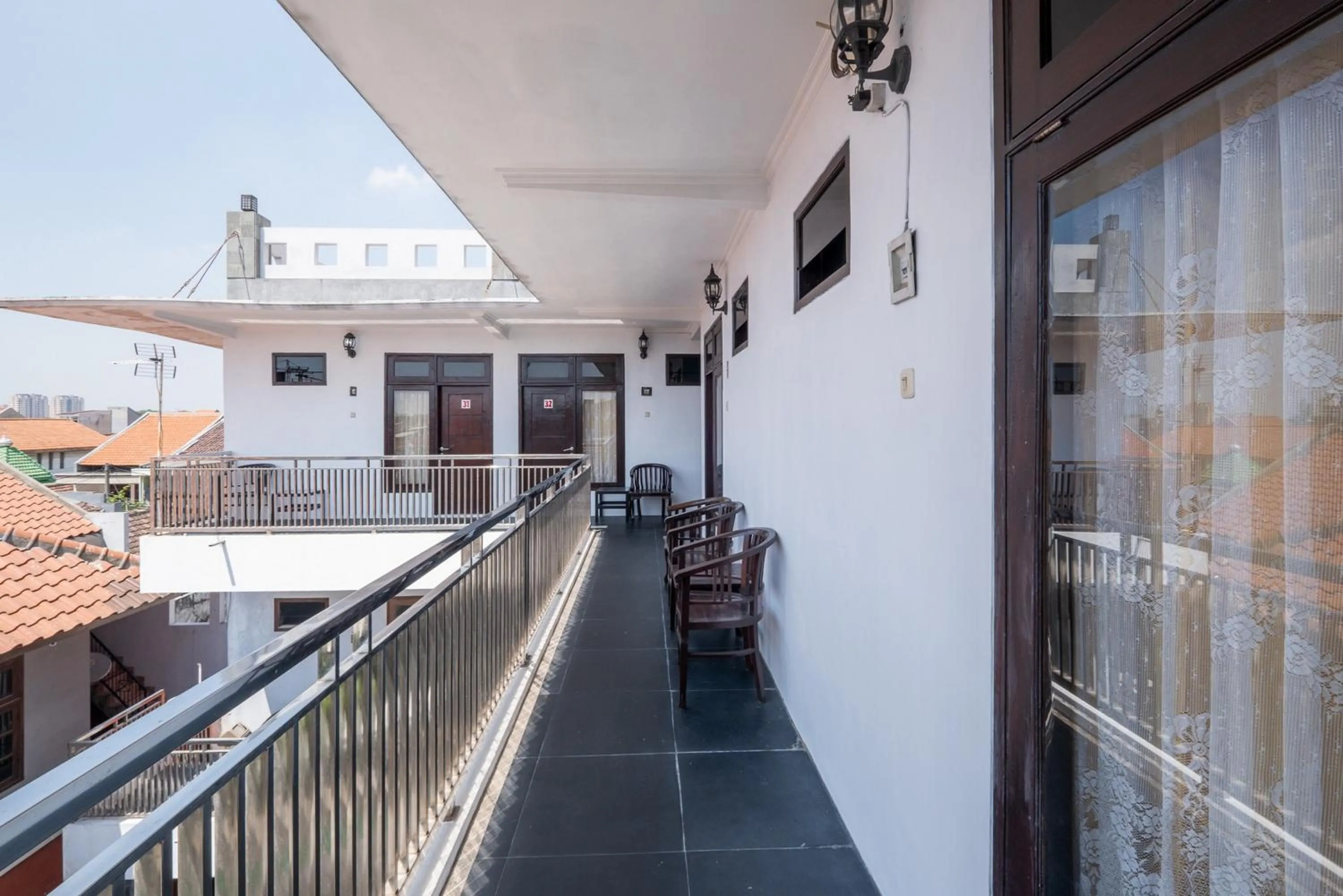 Property building in RedDoorz at Gunungsari Surabaya 2