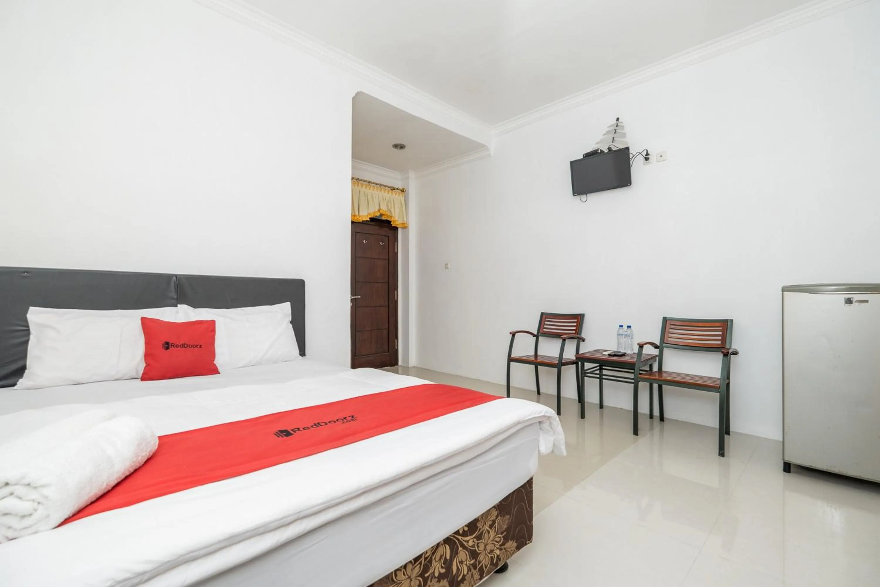 Bed in RedDoorz at Gunungsari Surabaya 2
