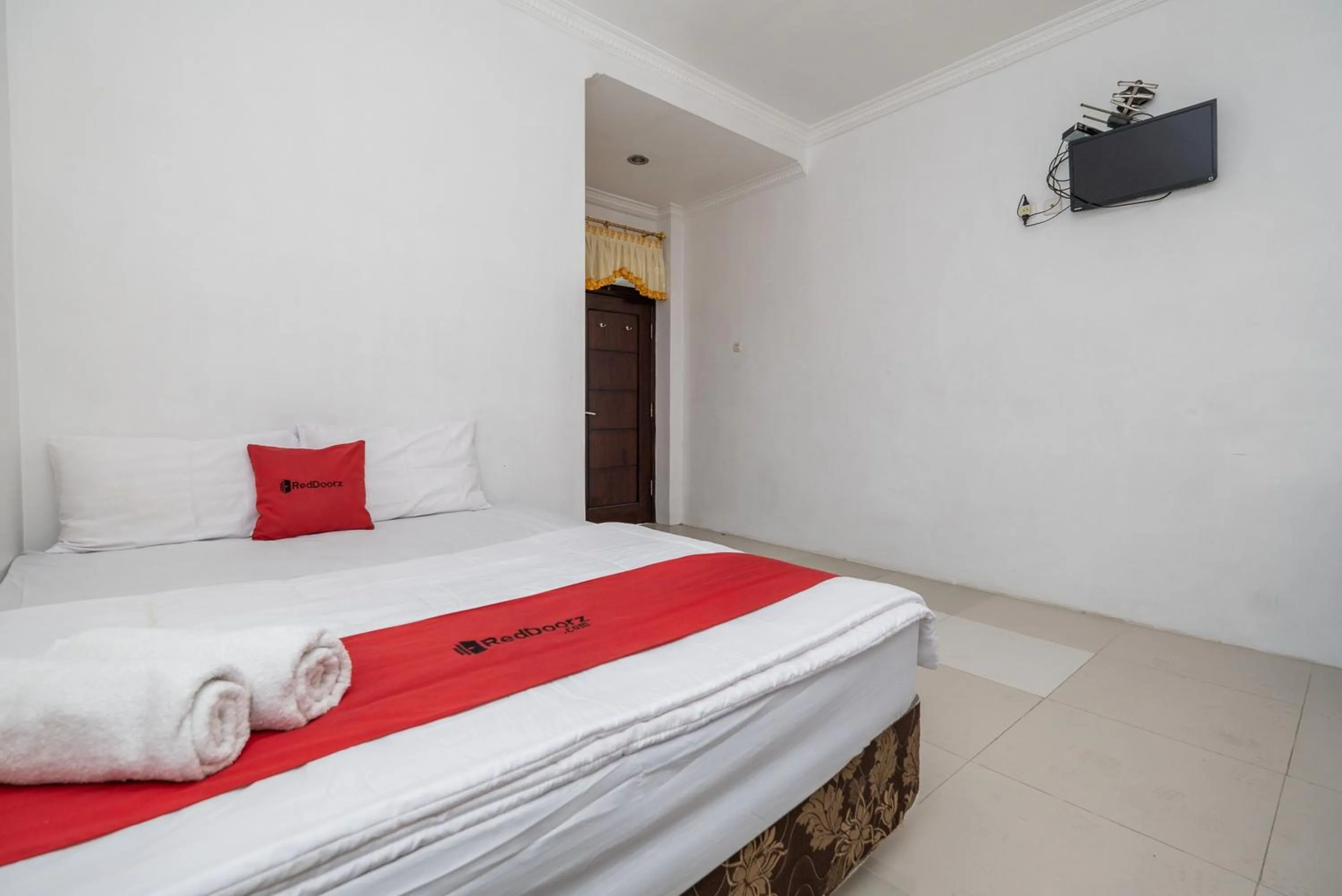 Bed in RedDoorz at Gunungsari Surabaya 2