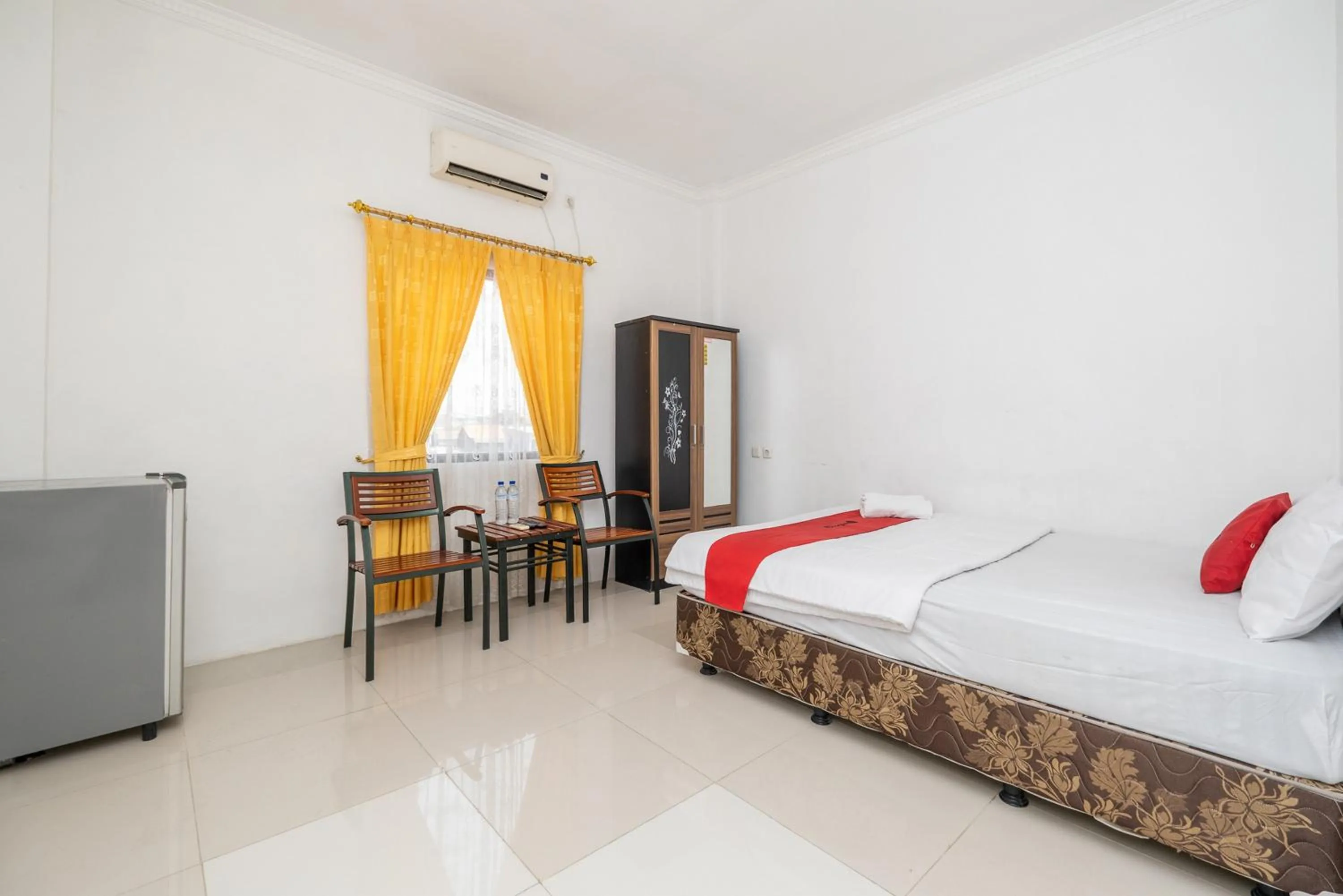 Bed in RedDoorz at Gunungsari Surabaya 2
