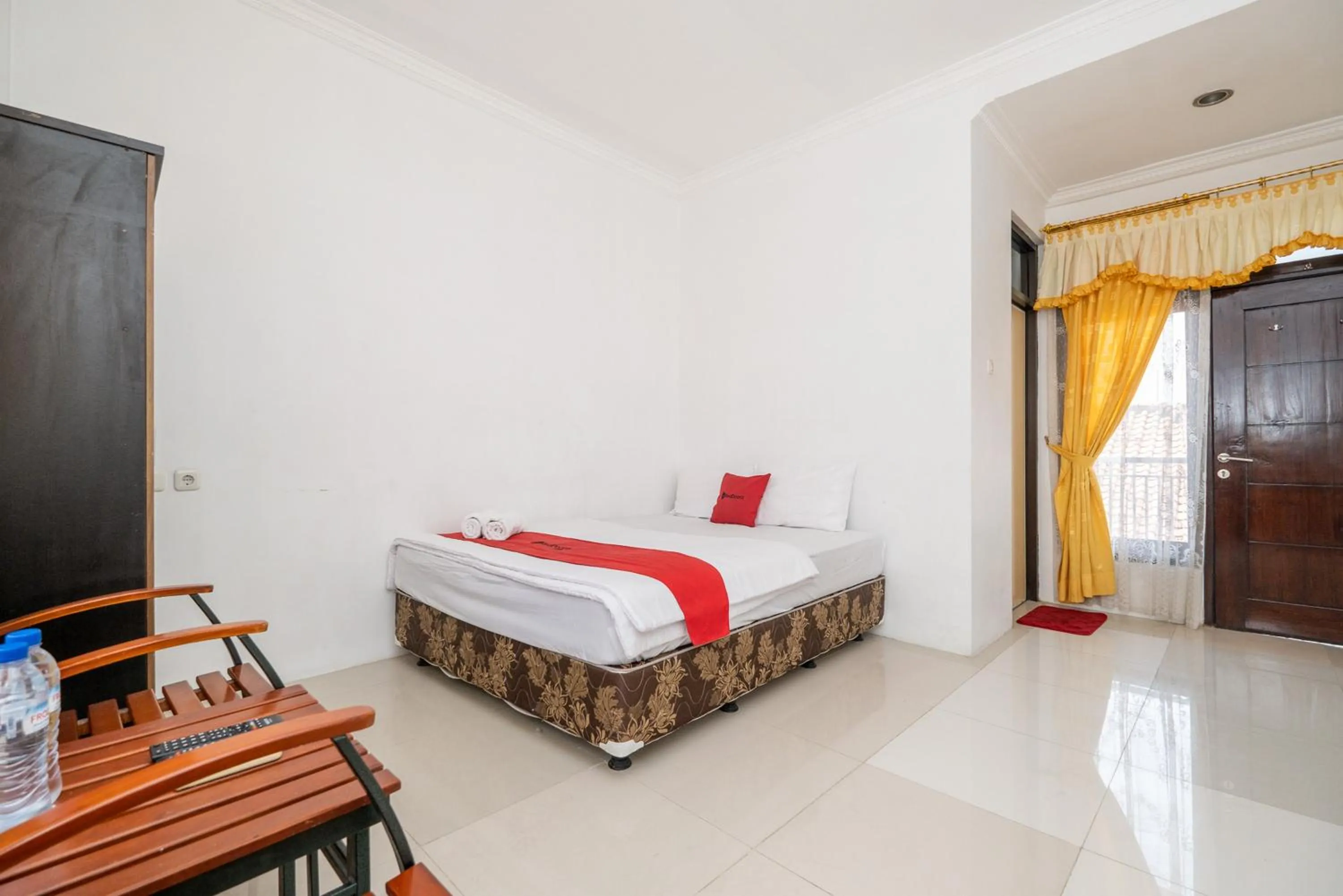Bed in RedDoorz at Gunungsari Surabaya 2